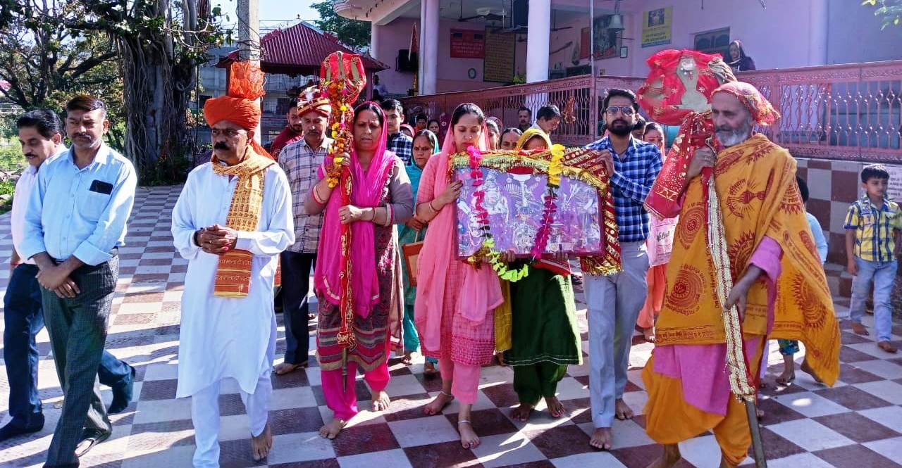 रामनगर: शीतला माता मंदिर से पिंगला माता की 11वीं पवित्र छड़ी चलाते श्रद्धालू
