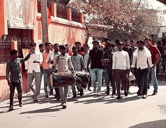 सेहरामऊ दक्षिणी में ढोल नगाड़ों के साथ खुशियां मनाते भाजपा कार्यकर् सेहरामऊ दक्षिणी में ढोल नगाड़ों के साथ खुशियां मनाते भाजपा कार्यकर्