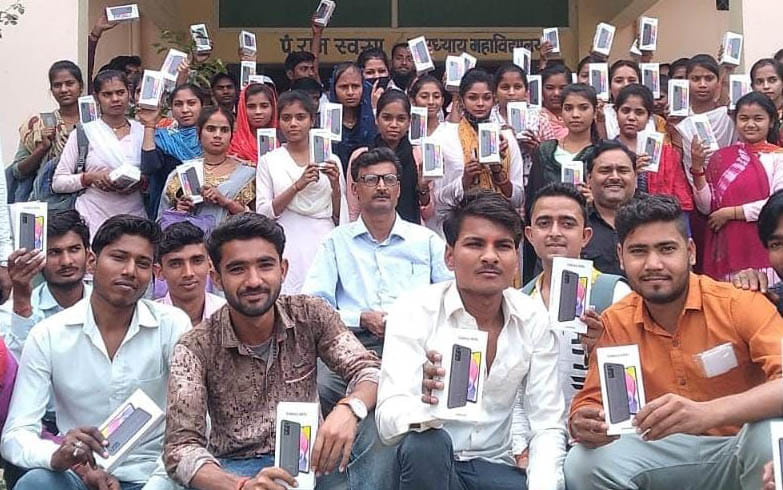 स्मार्ट फोन के साथ हुसैनपुर कलां महाविद्यालय की छात्र-छात्राएं। संवाद स्मार्ट फोन के साथ हुसैनपुर कलां महाविद्यालय की छात्र-छात्राएं। संवाद