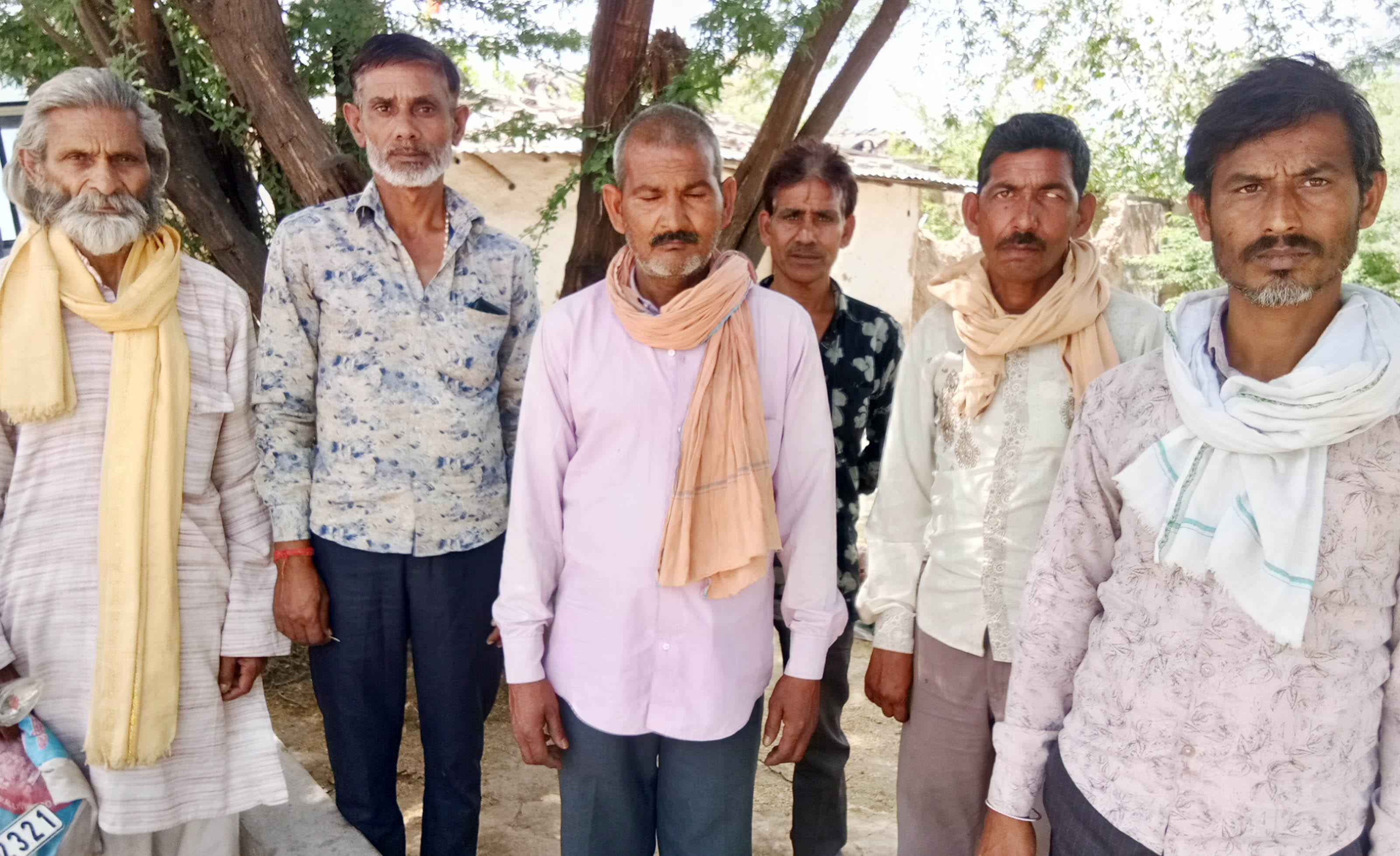 शहर के पोस्टमार्टम हाउस में घटना की जानकारी देते परिजन। शहर के पोस्टमार्टम हाउस में घटना की जानकारी देते परिजन।