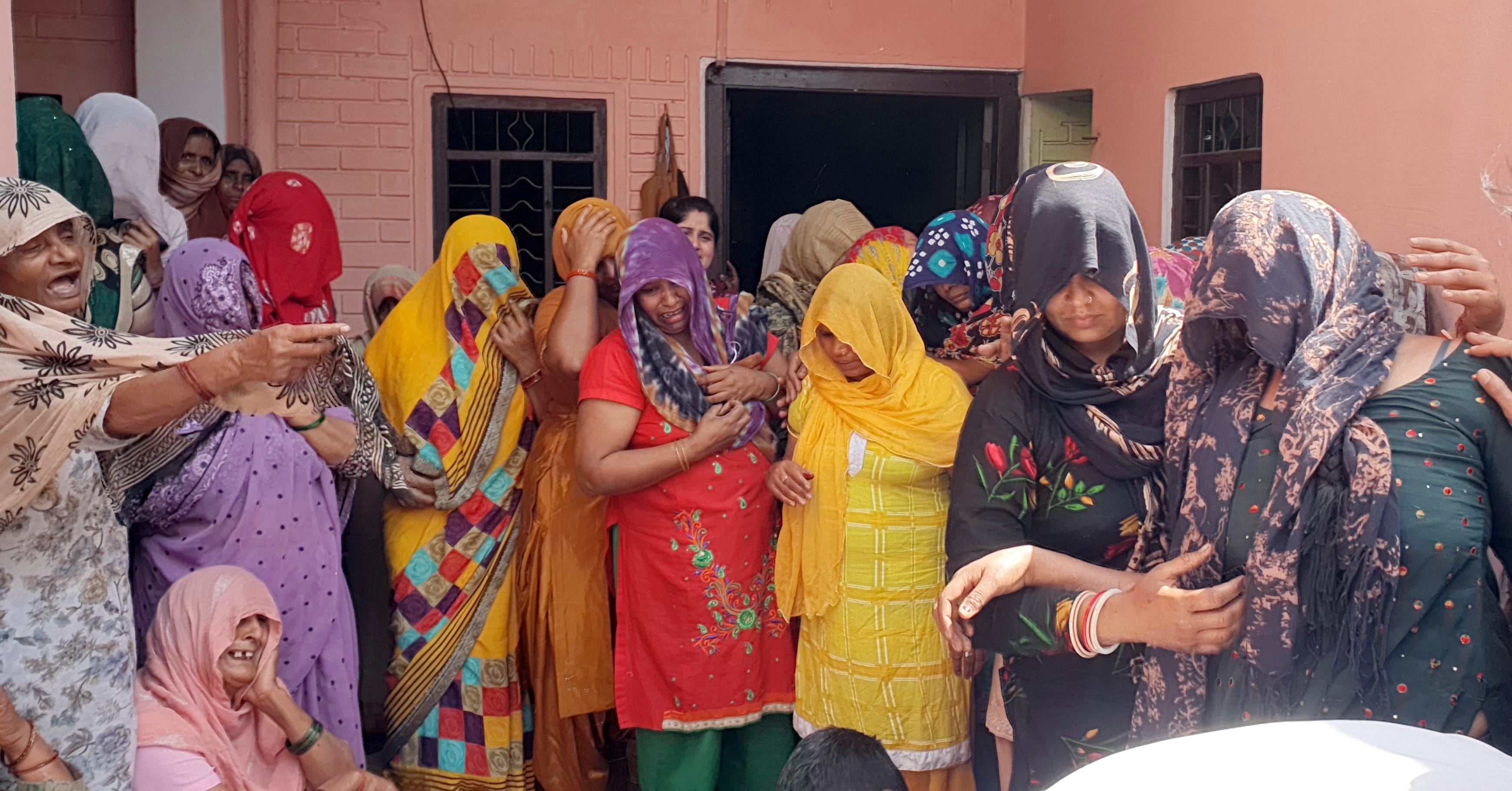 शामली: कैराना के बुच्चाखेड़ी में विलाप करतीं महिलाएं।