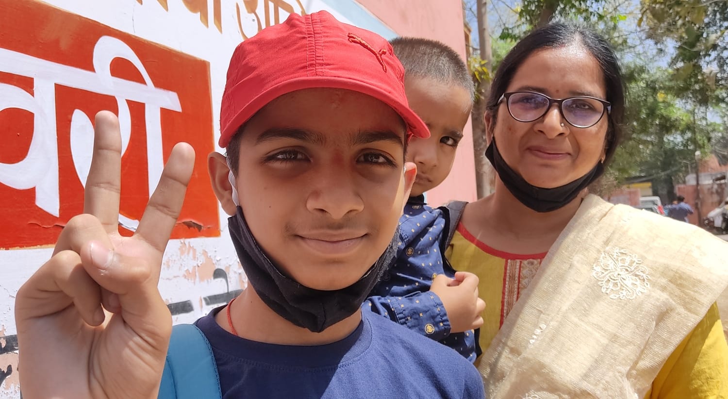 टीकाकरण के बाद विजयी चिन्ह बनाता अर्णव त्यागी। टीकाकरण के बाद विजयी चिन्ह बनाता अर्णव त्यागी।