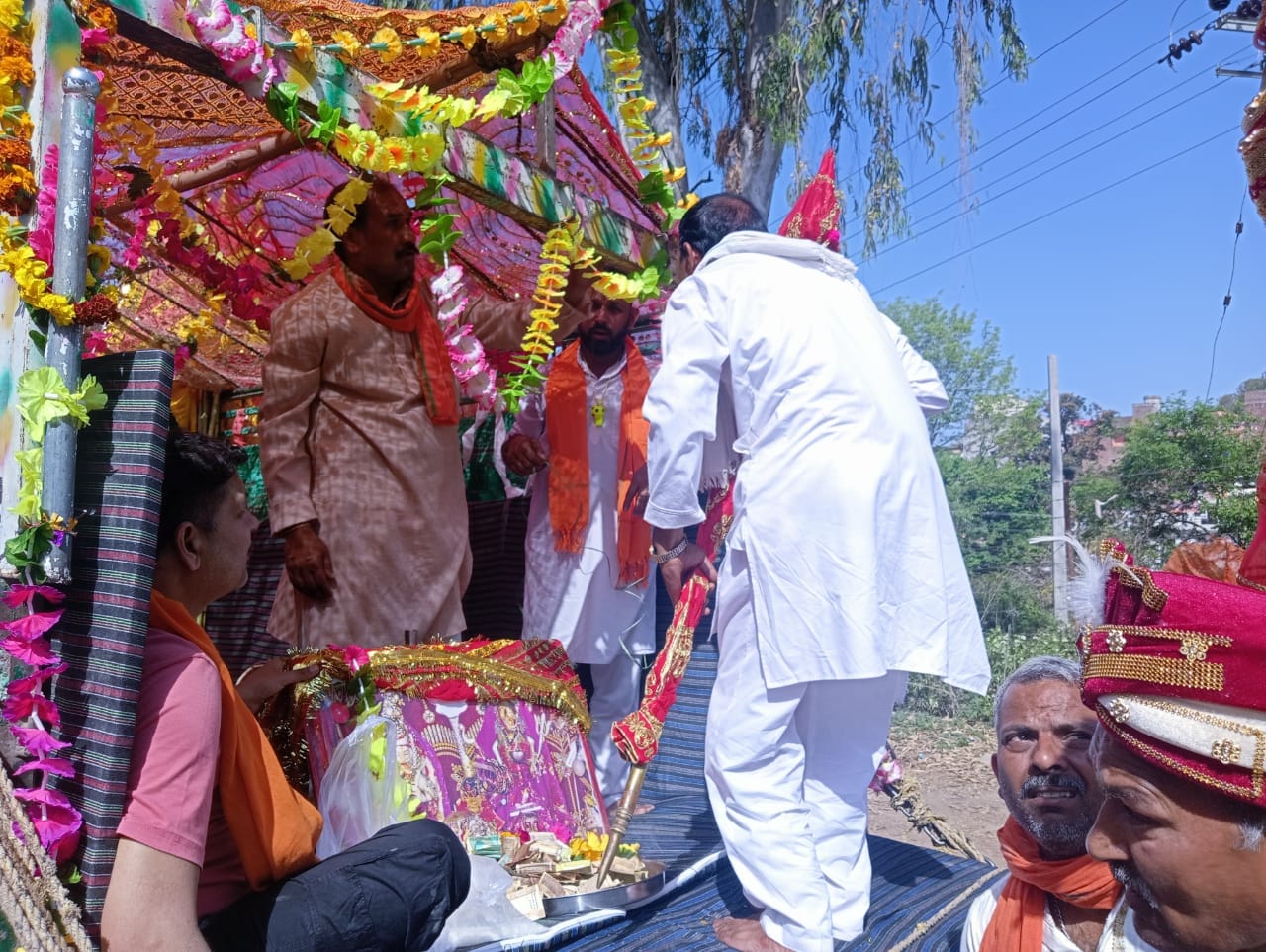 उधमपुर: रामनगर से पिंगला माता की पवित्र छडी रवाना करते श्रद्धालू