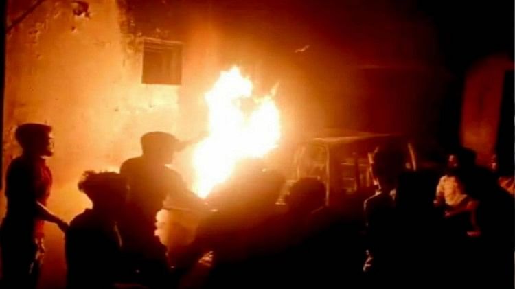 Une maison de Delhi dans l’extension de Badli près de Rohini prend feu