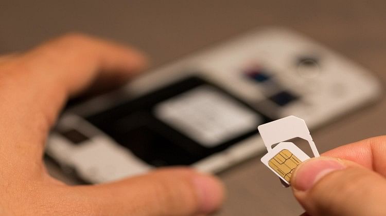 सिम कार्ड स्वैपिंग से सावधान: आपकी ये गलतियां लगवा सकती हैं आपको भारी चपत, जानें क्या हैं बचने के टिप्स