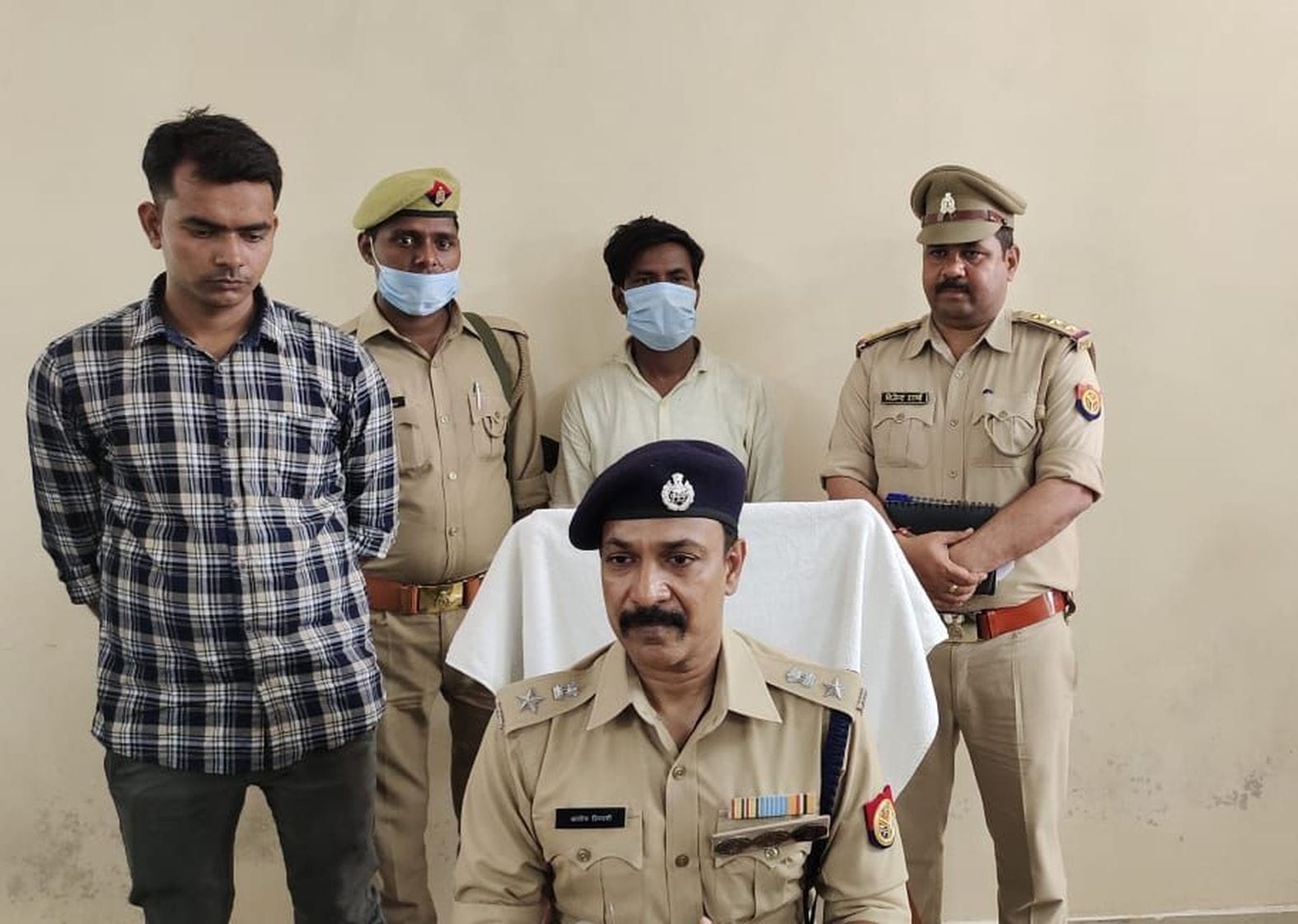 अंबेडकरनगर में गिरफ्तार हथियार तस्कर के बारे में जानकारी देते एसपी आलोक प्रियदर्शी। अंबेडकरनगर में गिरफ्तार हथियार तस्कर के बारे में जानकारी देते एसपी आलोक प्रियदर्शी।