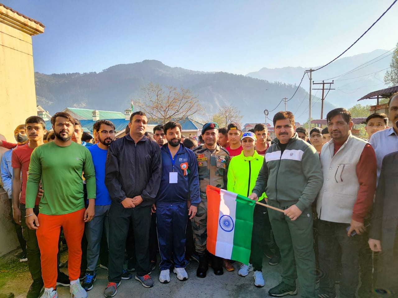भद्रवाह: विश्व शांति मैराथन को अन्य लोगों के साथ झंडी दिखाते डीडीसी चेयरमैन धनतंर सिंह व भाग लेते भद्रवाह: विश्व शांति मैराथन को अन्य लोगों के साथ झंडी दिखाते डीडीसी चेयरमैन धनतंर सिंह व भाग लेते