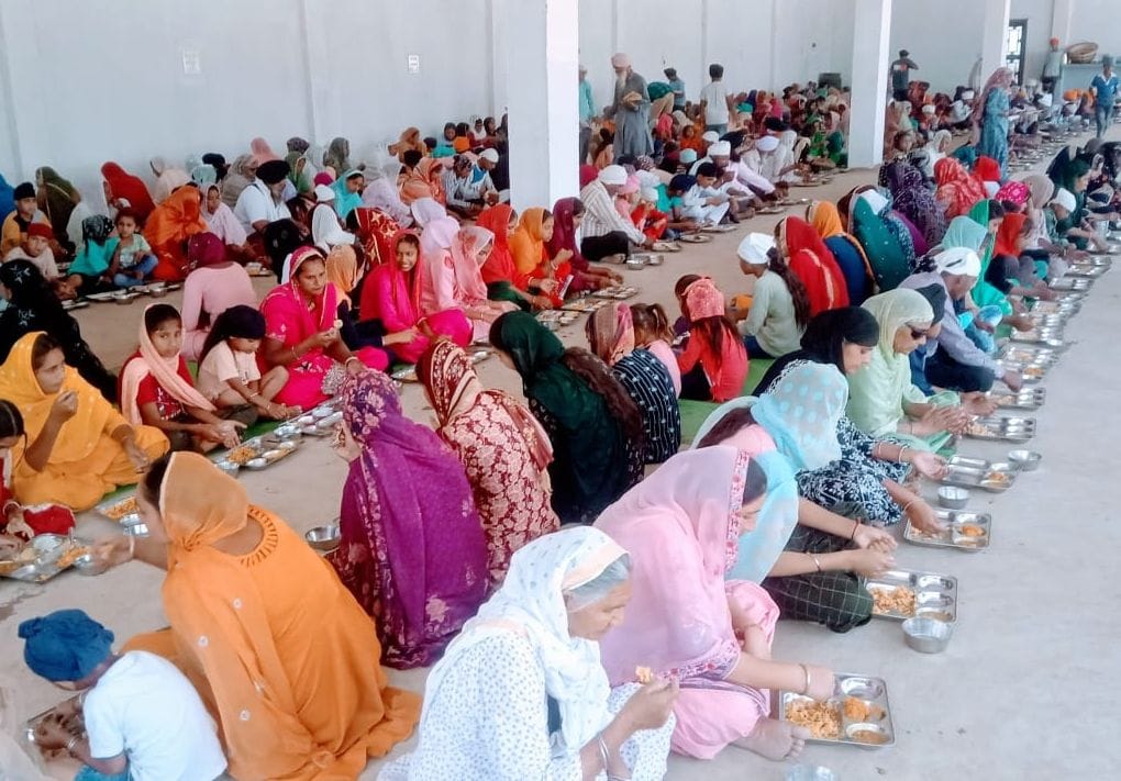 बाजपुर के नानकसर छठ गुरुद्वारा साहिब में लंगर का प्रसाद ग्रहण करती संगत।