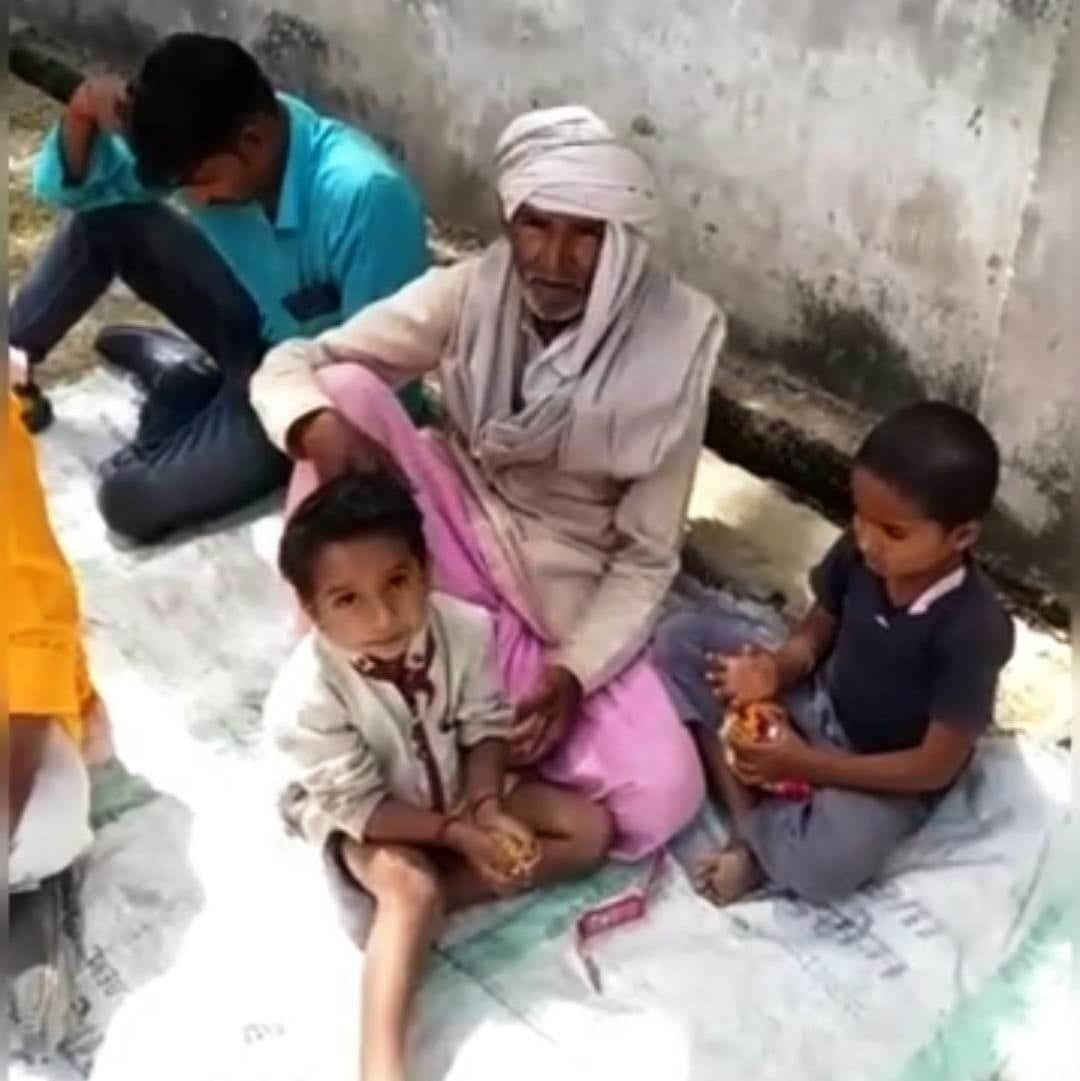 फोटो-28एयूआरपी-31- बाबा रामलाल के पास बैठे मृतक के मासूम बच्चे। संवाद फोटो-28एयूआरपी-31- बाबा रामलाल के पास बैठे मृतक के मासूम बच्चे। संवाद