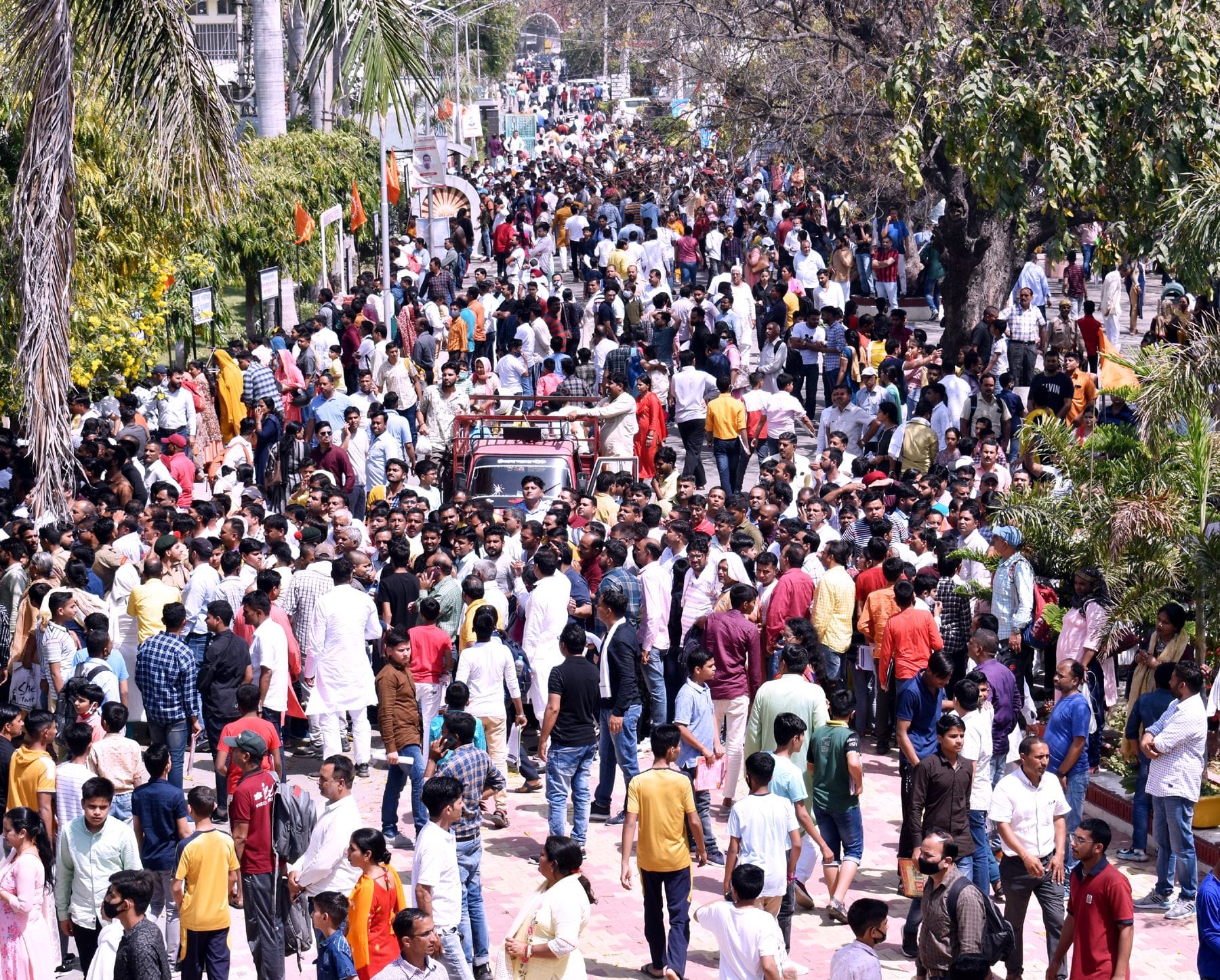 गुरुकुल में प्रवेश परीक्षा के दौरान उमड़ी बच्चों और अभिभावकों की भीड़। संवाद गुरुकुल में प्रवेश परीक्षा के दौरान उमड़ी बच्चों और अभिभावकों की भीड़। संवाद
