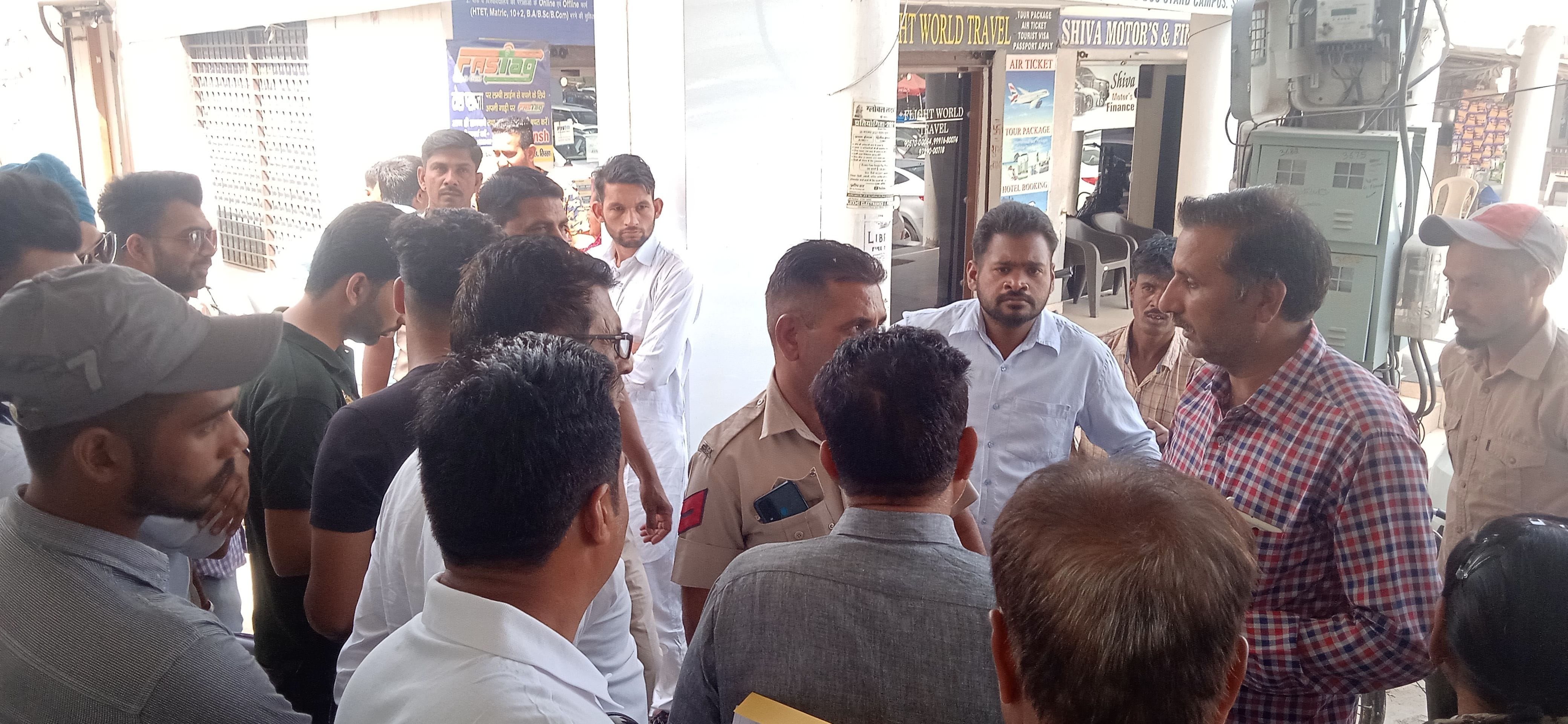 हंगामे के बाद पहुंचे पुलिसकर्मियों को जानकारी देते परिजन। हंगामे के बाद पहुंचे पुलिसकर्मियों को जानकारी देते परिजन।