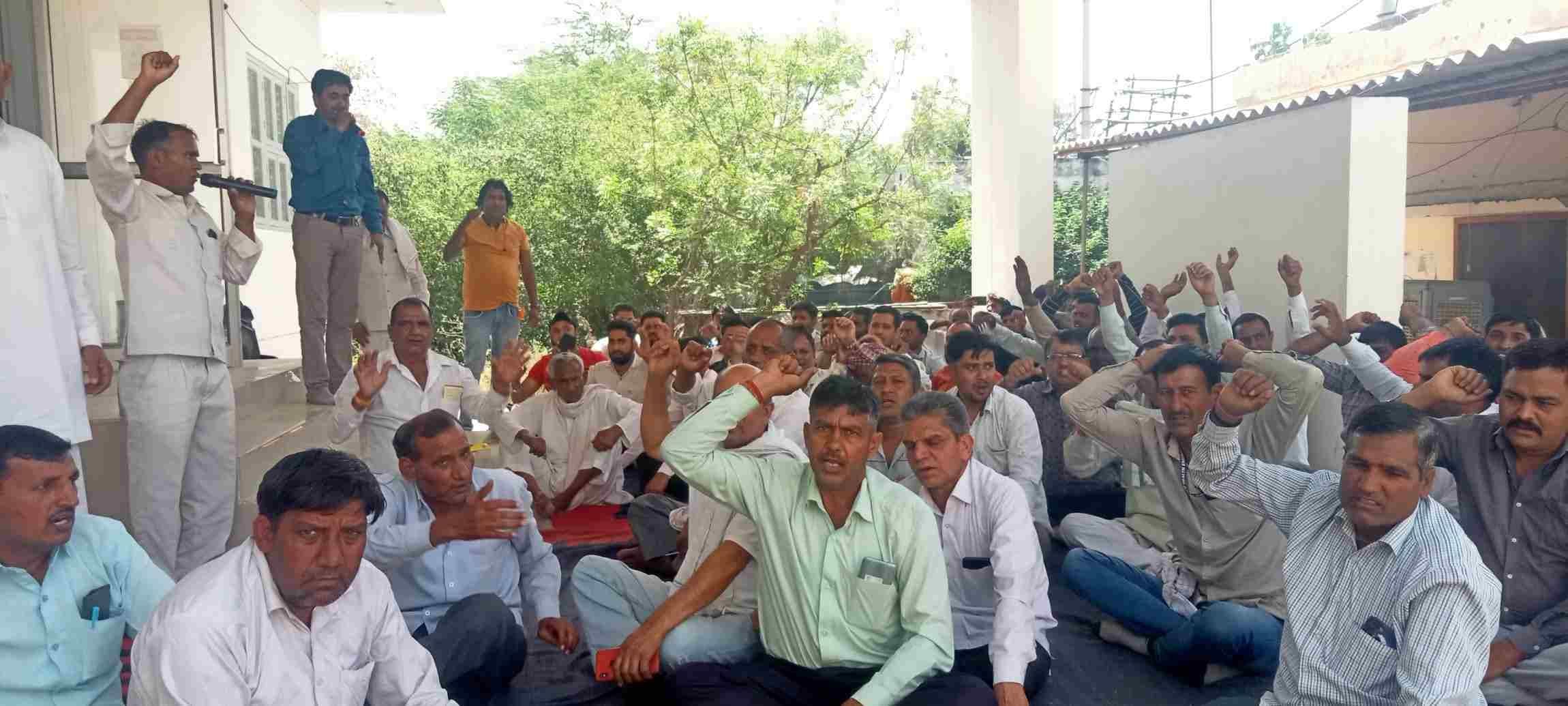 हड़ताल में सरकार के खिलाफ नारेबाजी करते जनस्वास्थ्य विभाग के कर्मचारी । संवाद