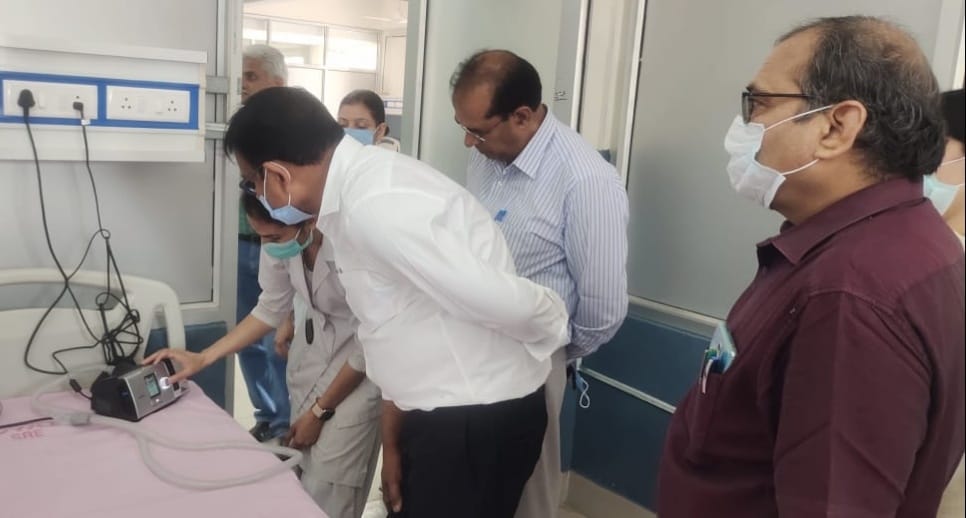 जिला अस्पताल में कोरोना को लेकर मॉक ड्रिल करते स्वस्थ्य कर्मी मौजूद स्वस्थ्य अधिकारी जिला अस्पताल में कोरोना को लेकर मॉक ड्रिल करते स्वस्थ्य कर्मी मौजूद स्वस्थ्य अधिकारी