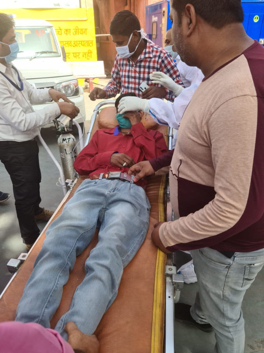 जिला अस्पताल में कोरोना को लेकर मॉक ड्रिल करते स्वस्थ्य कर्मी जिला अस्पताल में कोरोना को लेकर मॉक ड्रिल करते स्वस्थ्य कर्मी