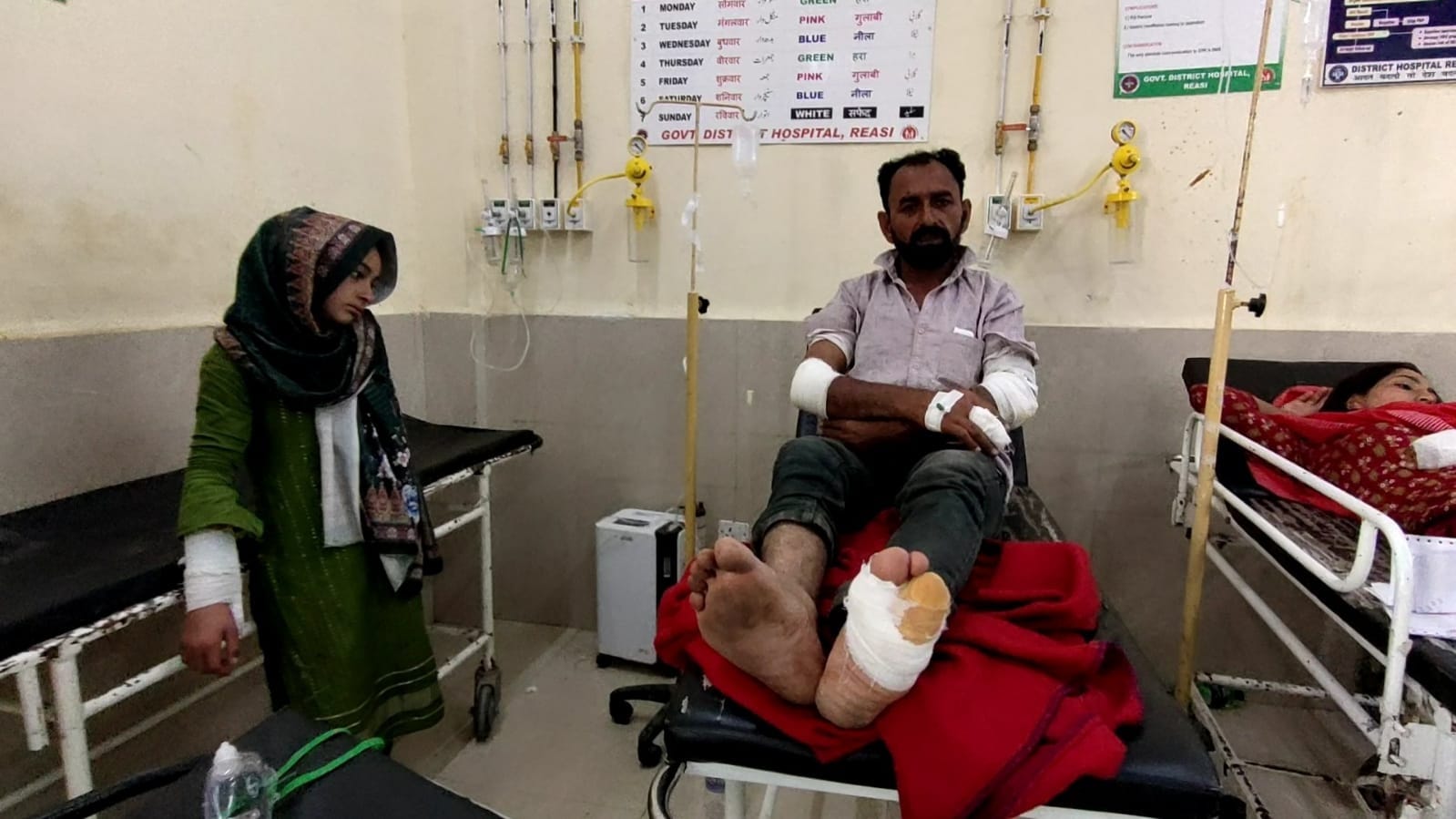जिला अस्पताल में मौजूद धायल। जिला अस्पताल में मौजूद धायल।