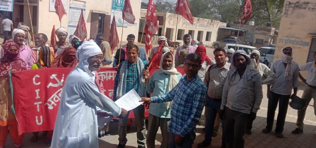  कनीना में एसडीएम के सुपरिंटेंडेंट को ज्ञापन सौंपते भवन निर्माण कामगार यूनियन के सदस्य। संवाद