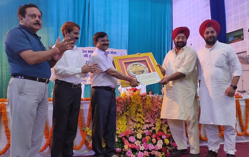 किसान फर्टिलाइजर को सर्वोत्तम स्टाल का पुरस्कार प्रदान करते कुलसचिव एके शुक्ला व अन्य। किसान फर्टिलाइजर को सर्वोत्तम स्टाल का पुरस्कार प्रदान करते कुलसचिव एके शुक्ला व अन्य।