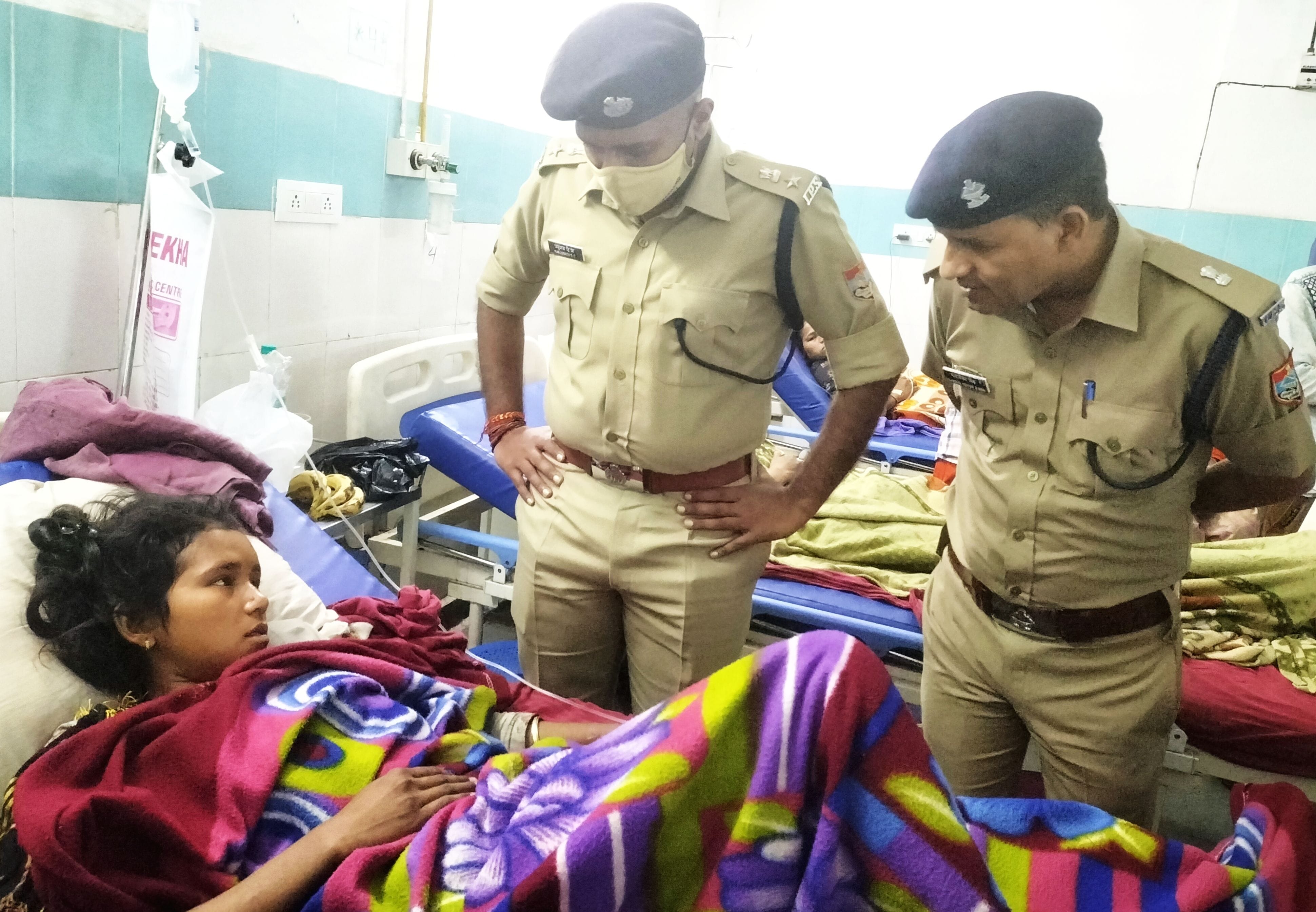 काशीपुर के सहोता अस्पताल में घायलों की कुशलक्षेम जानते एसएसपी मंजूनाथ टीसी। काशीपुर के सहोता अस्पताल में घायलों की कुशलक्षेम जानते एसएसपी मंजूनाथ टीसी।