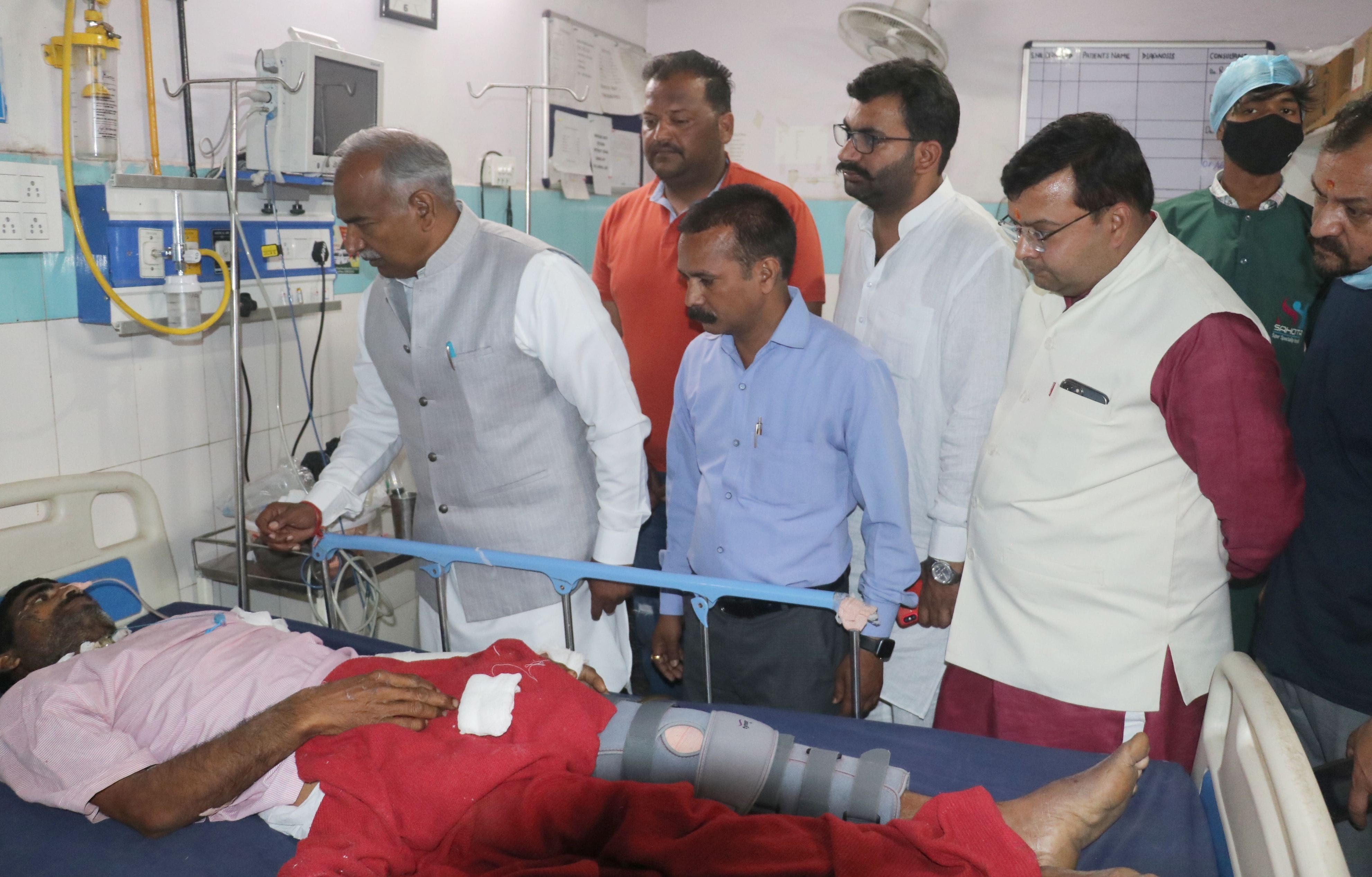 काशीपुर में मरीजों का हाल जानते पूर्व शिक्षा मंत्री अरविंद पांडेय। काशीपुर में मरीजों का हाल जानते पूर्व शिक्षा मंत्री अरविंद पांडेय।