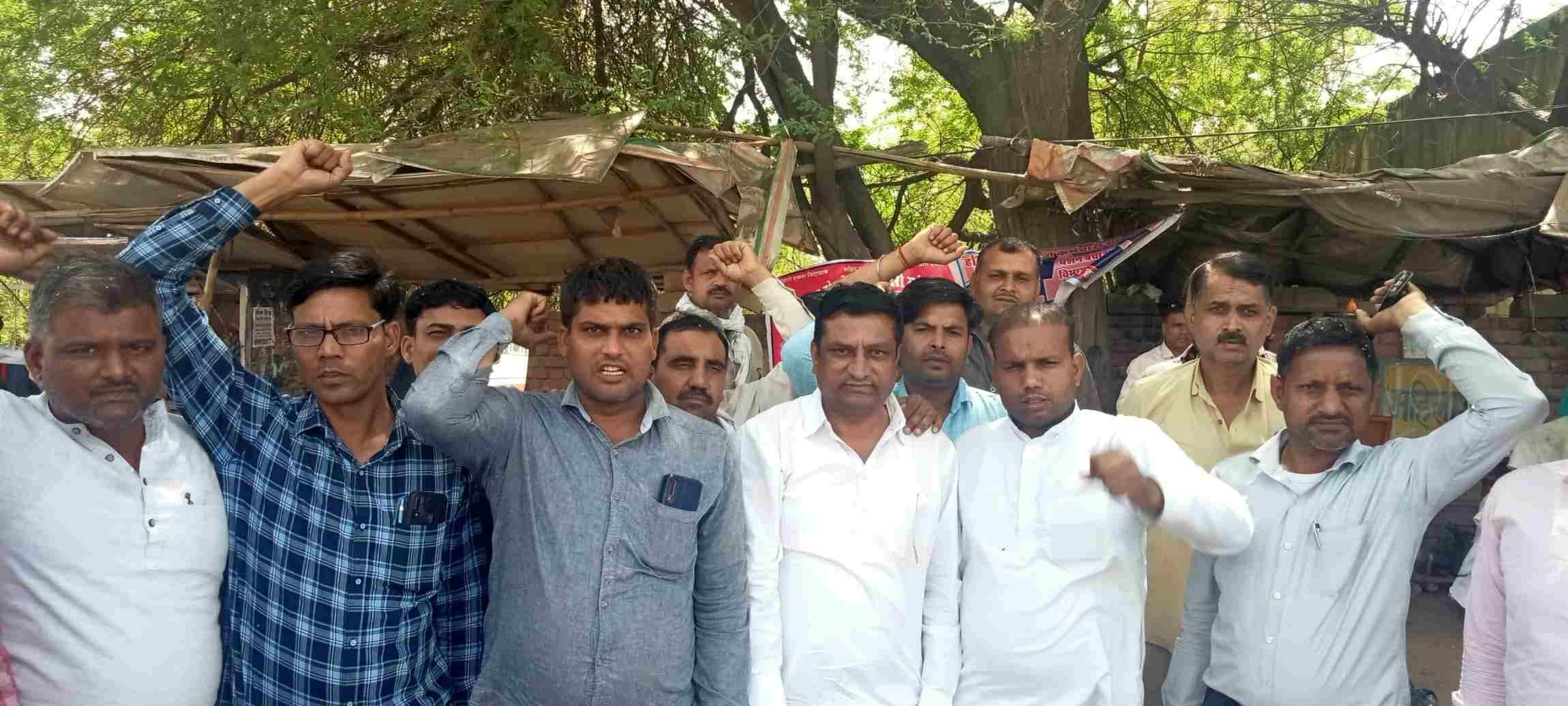  रोडवेज डिपो के बाहर सरकार के खिलाफ नारेबाजी करते रोडवेज विभाग के कर्मचारी । संवाद