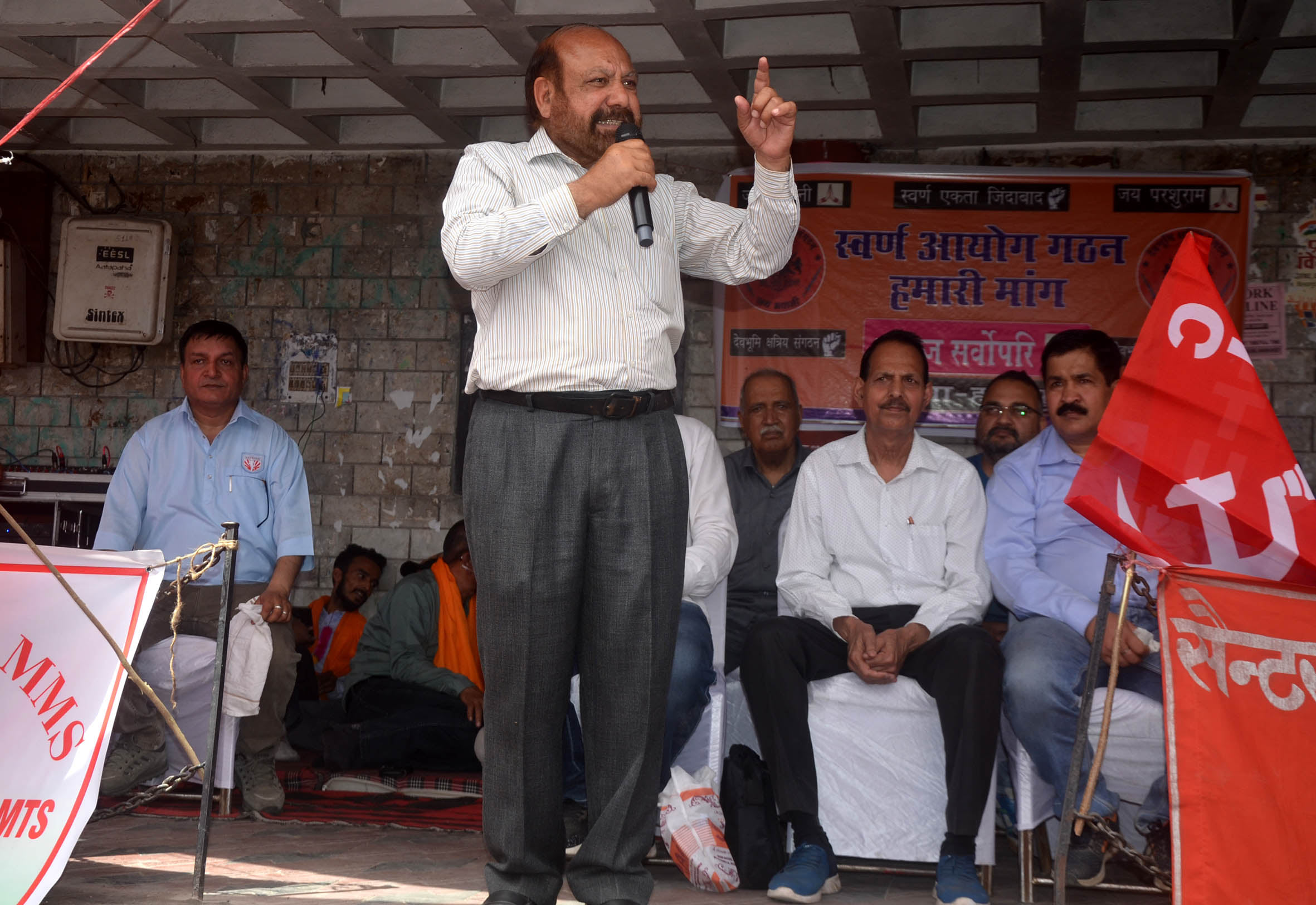 राष्ट्रव्यापी हड़ताल के दौरान हमीरपुर में जनसभा को संबोधित करते सीटू के महासचिव डॉ. कश्मीर ठाकु? राष्ट्रव्यापी हड़ताल के दौरान हमीरपुर में जनसभा को संबोधित करते सीटू के महासचिव डॉ. कश्मीर ठाकु?