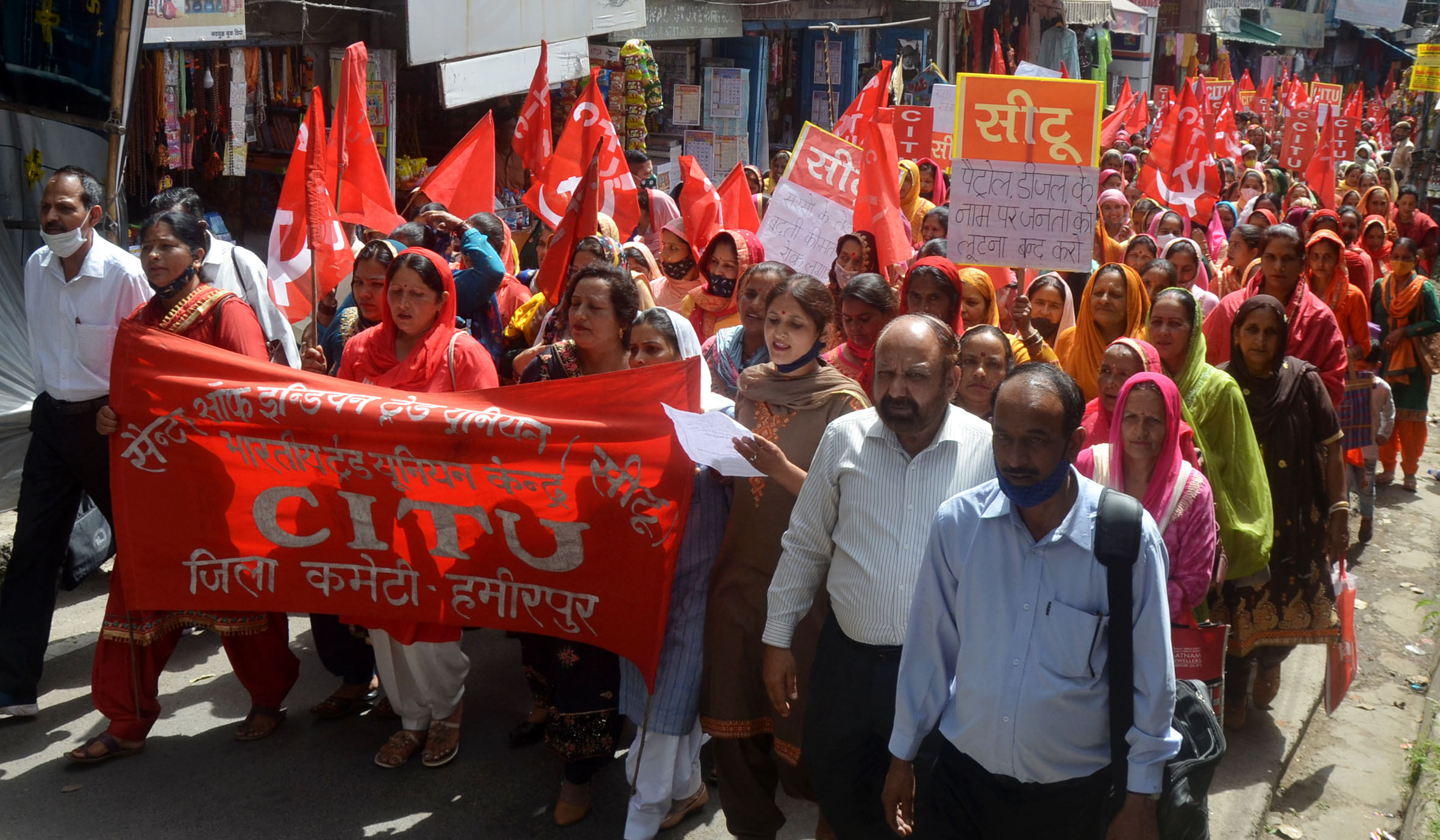 राष्ट्रव्यापी हड़ताल के दौरान हमीरपुर में सीटू के बैनर तले हमीरपुर में रैली निकालते कामगार, कर्? राष्ट्रव्यापी हड़ताल के दौरान हमीरपुर में सीटू के बैनर तले हमीरपुर में रैली निकालते कामगार, कर्?