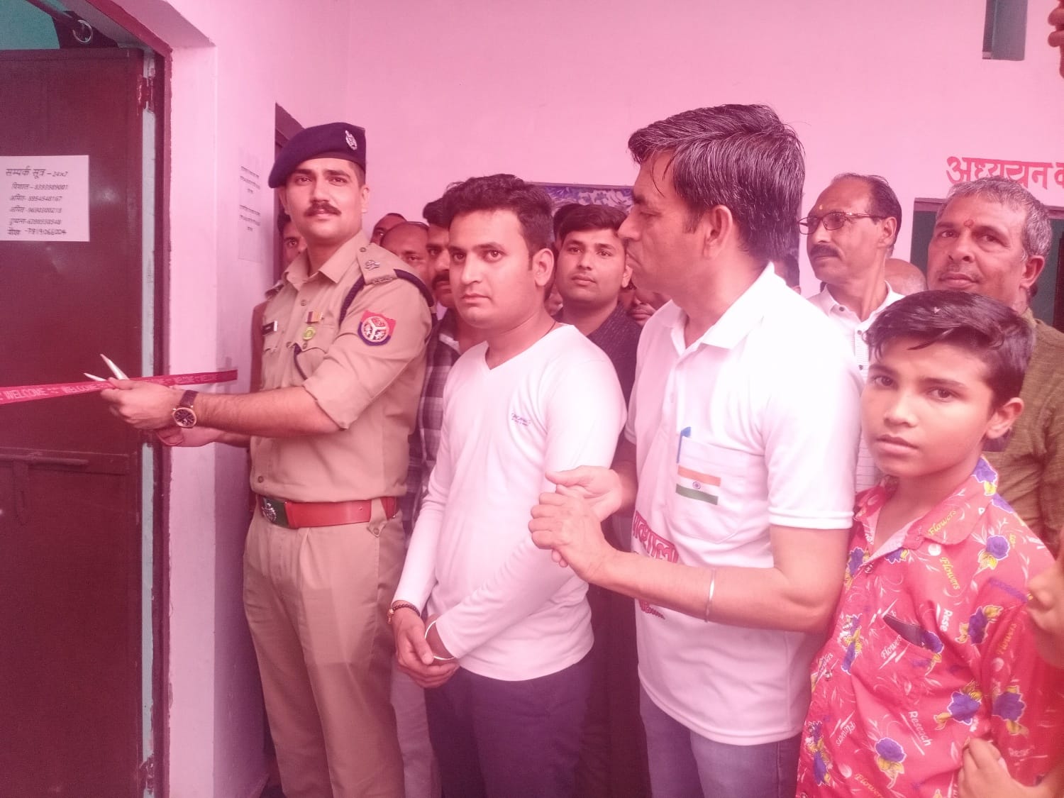 सिकंदरपुर गांव में ग्राम पाठशाला का शुभारंभ करते एसएसपी अभिषेक यादव।