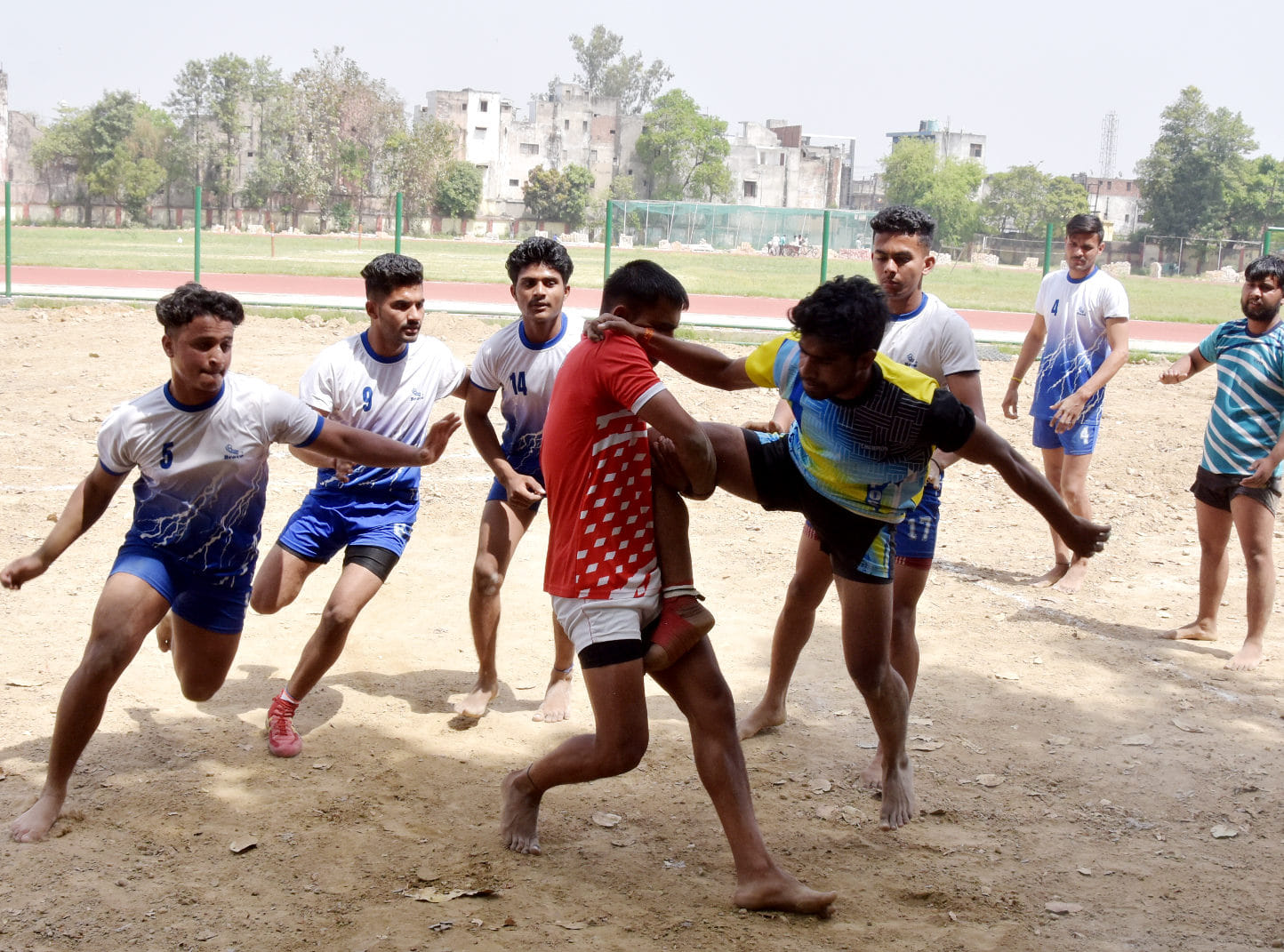 स्टेडियम में आयोजित जिला स्तरीय कबड़डी प्रतियोगिता में खेलते खिलाड़ी