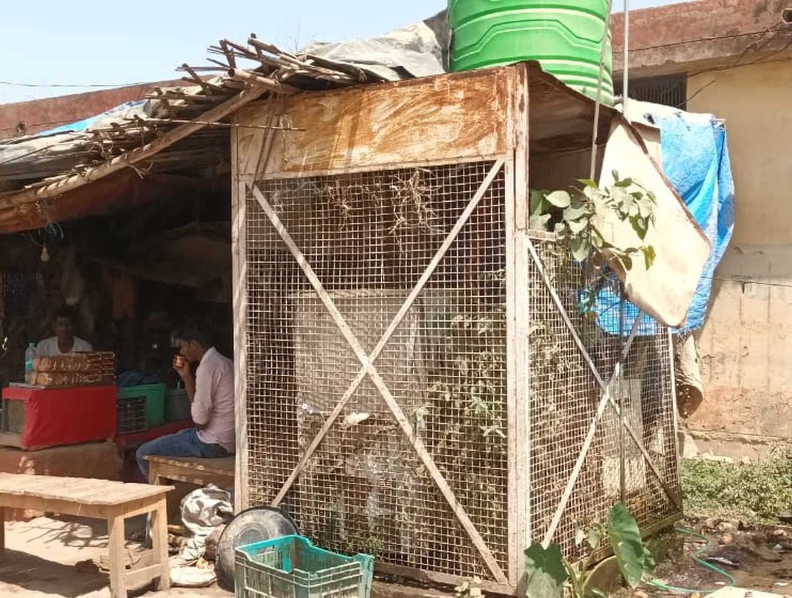 सातनपुर मंडी में खराब पड़ा वाटर कूलर। संवाद सातनपुर मंडी में खराब पड़ा वाटर कूलर। संवाद