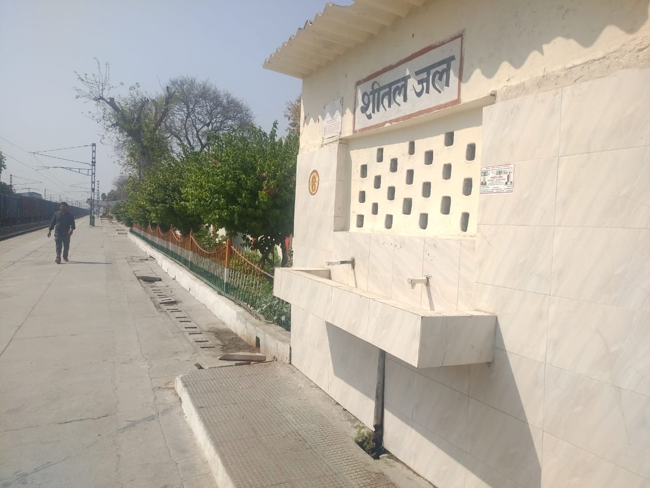 शाहजहांपुर में रेलवे स्टेशन पर आरपीएफ थाने के पास लगे वाटर कूलर में पानी ही नहीं आ रहा शाहजहांपुर में रेलवे स्टेशन पर आरपीएफ थाने के पास लगे वाटर कूलर में पानी ही नहीं आ रहा