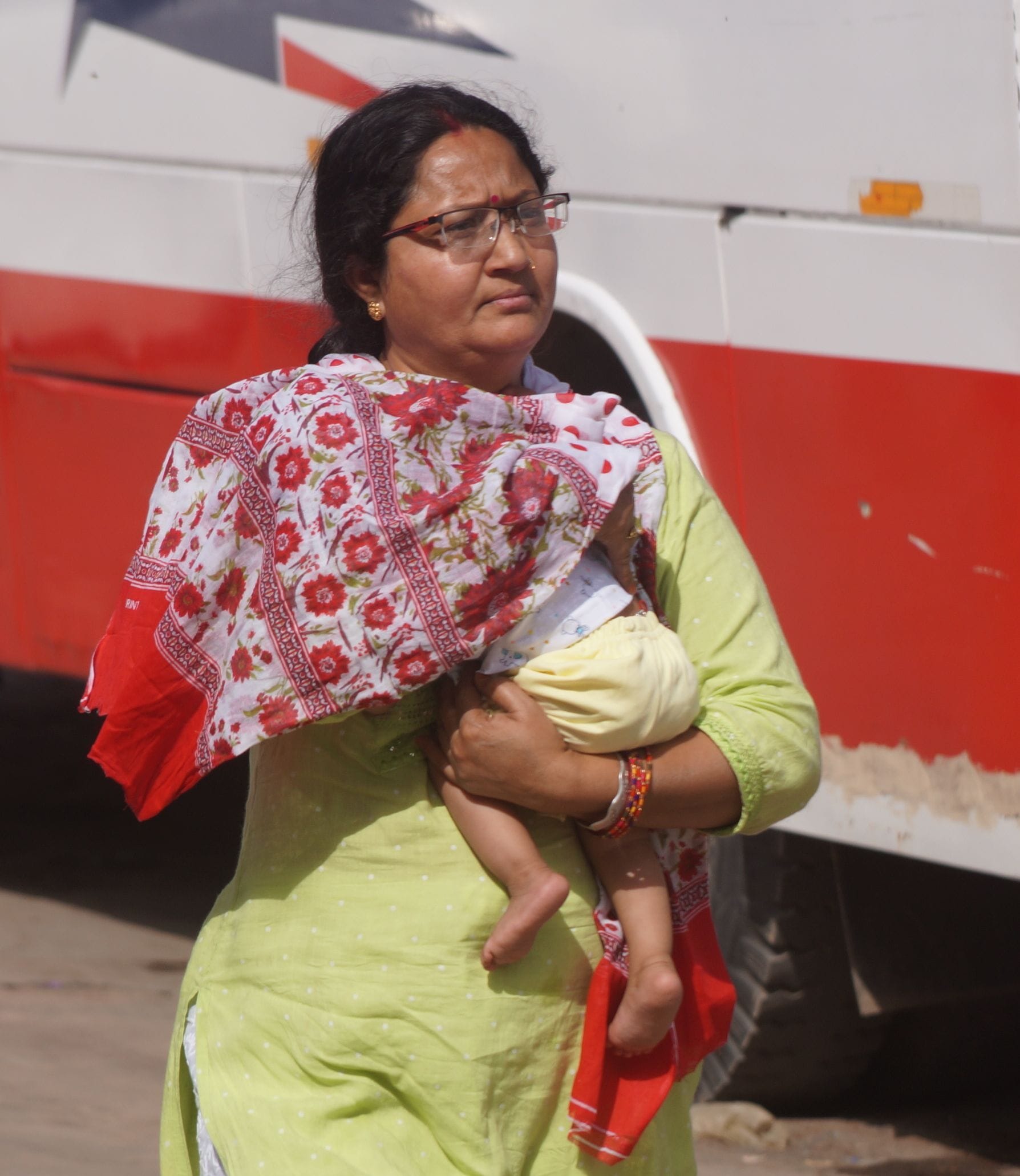 तुझे आंच न आने दूंगी... बसों की हड़ताल के कारण सबसे अधिक परेशानी उन महिलाओं को हुई जिनके साथ मासूम ब? तुझे आंच न आने दूंगी... बसों की हड़ताल के कारण सबसे अधिक परेशानी उन महिलाओं को हुई जिनके साथ मासूम ब?