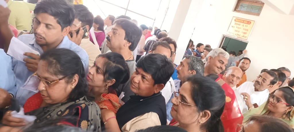 वोट डालने को लाइन में लगे वार्ष्णेय समाज के लोग। संवाद वोट डालने को लाइन में लगे वार्ष्णेय समाज के लोग। संवाद