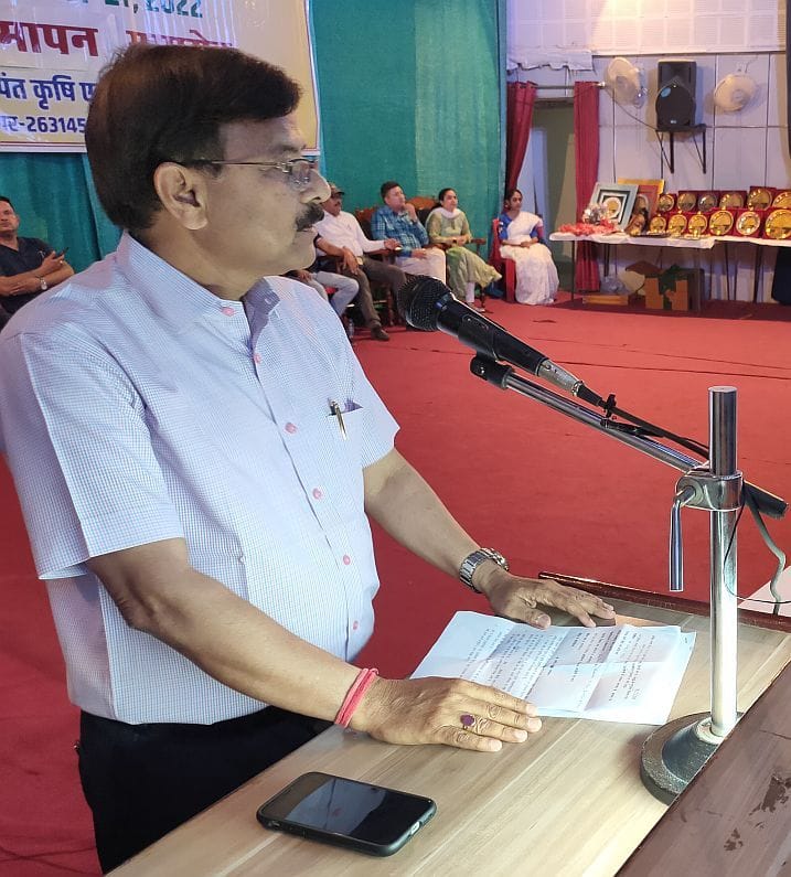 वंतनगर में मेले के सम्मा न समारोह में लोगों को संबोधित करते कुलसचिव एके शुक्ला। वंतनगर में मेले के सम्मा न समारोह में लोगों को संबोधित करते कुलसचिव एके शुक्ला।