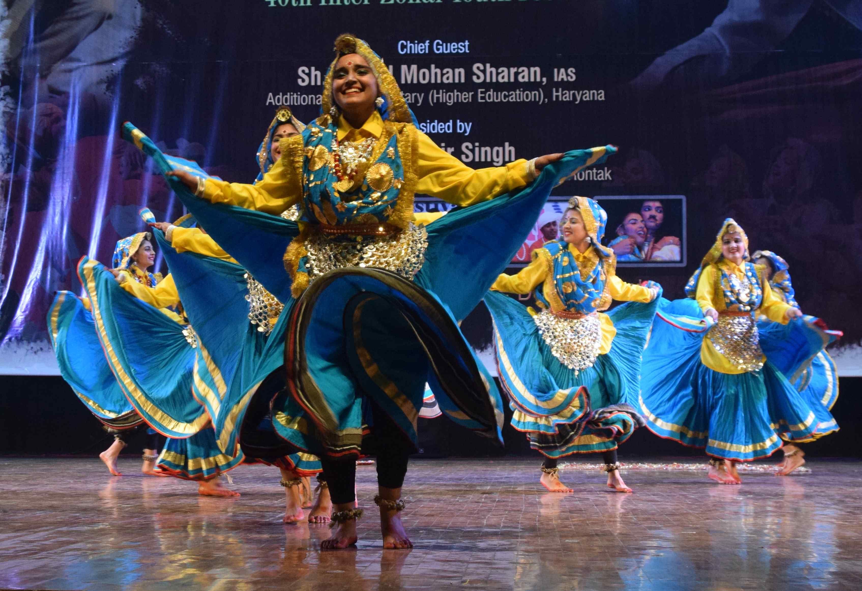 यूनिफेस्ट 2022 में हरियाणवी समूह नृत्य प्रस्तुत करती प्रातिभागी छात्राएं। अमर उजाला यूनिफेस्ट 2022 में हरियाणवी समूह नृत्य प्रस्तुत करती प्रातिभागी छात्राएं। अमर उजाला