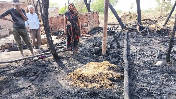 Auraiya News, la maison du fermier a pris feu, la perte de Lakhs