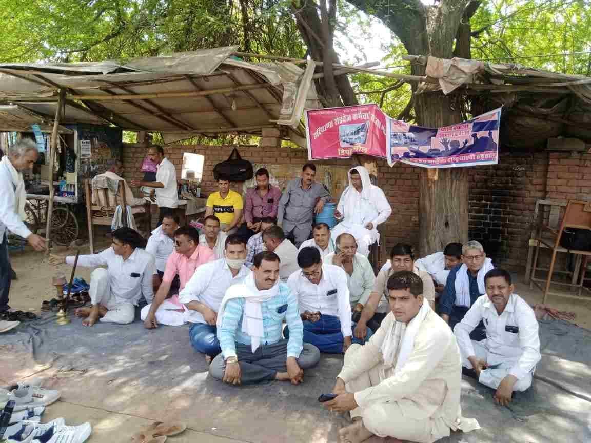 बस स्टैंड के सामने हड़ताल पर बैठे रोडवेज कर्मचारी । संवाद बस स्टैंड के सामने हड़ताल पर बैठे रोडवेज कर्मचारी । संवाद