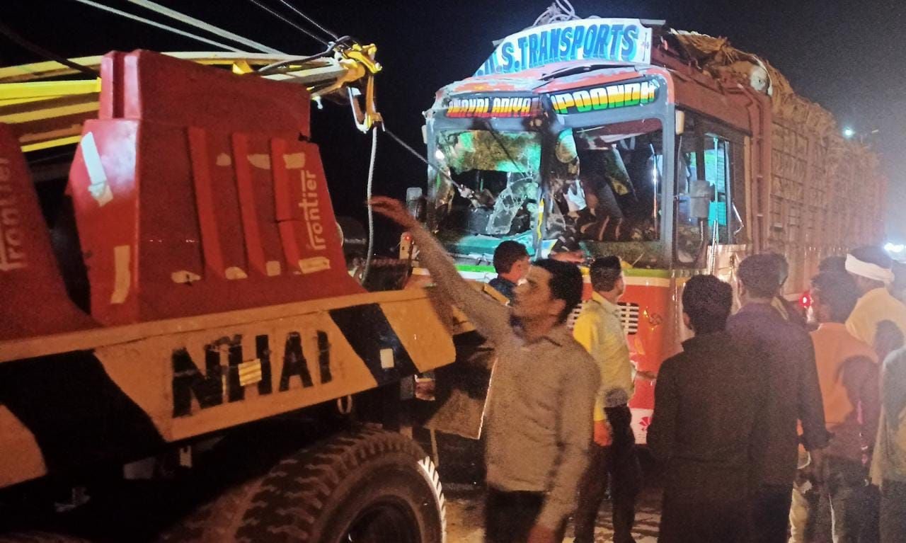 फोटो-29एयूआरपी-09- दुर्घटनाग्रस्त ट्रक को हटाते क्रेन। संवाद