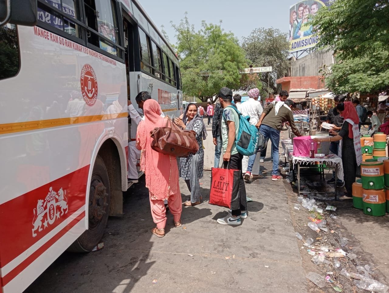 फतेहाबाद बस स्टैंड के बाहर प्राइवेट बस में सवार होती सवारियां। फतेहाबाद बस स्टैंड के बाहर प्राइवेट बस में सवार होती सवारियां।