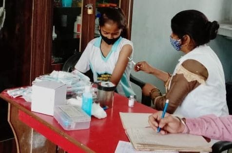गोस्वामी मॉम्सप्राइड स्कूल में चल रहा टीकाकरण। संवाद