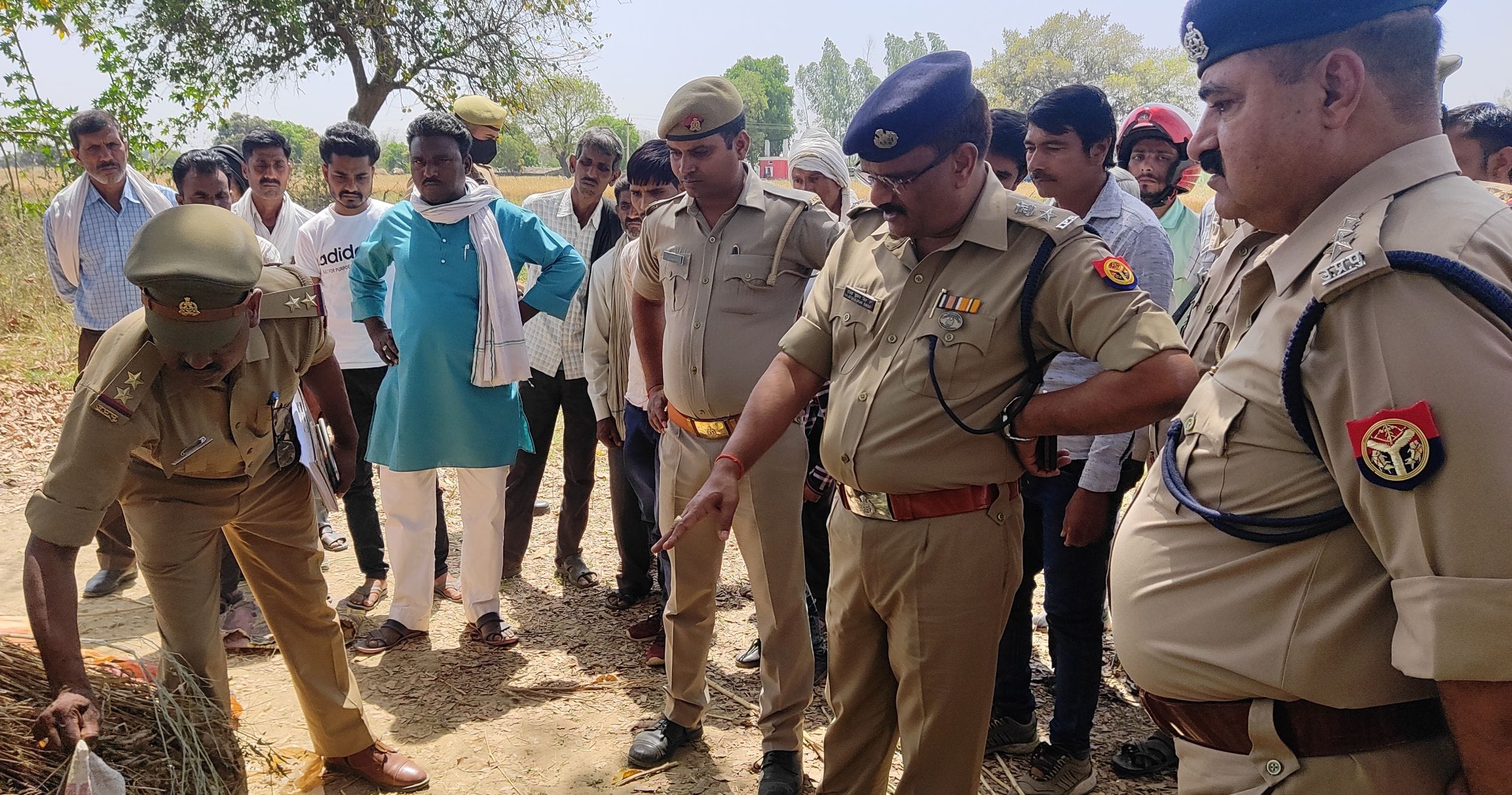 घटना स्थल की जांच करते एसपी राजेश कुमार सिंह। संवाद