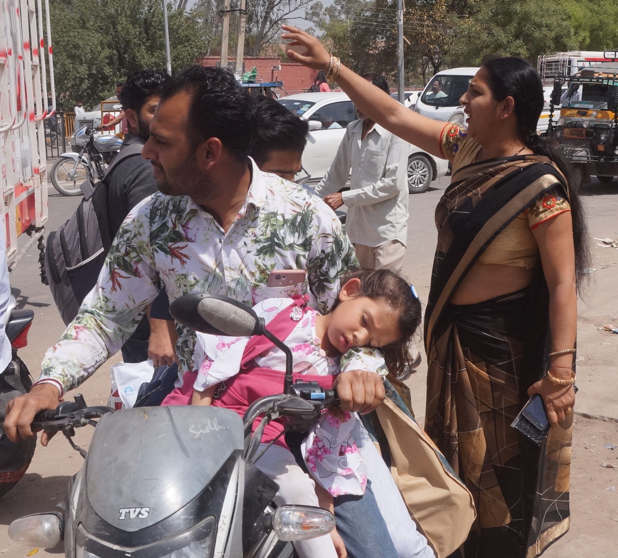 हर जोखिम उठाकर लोगों ने किया सफर... रोडवेज बसों के हड़ताल के चलते दुपहिया वाहन से आई महिला अपने गतव? हर जोखिम उठाकर लोगों ने किया सफर... रोडवेज बसों के हड़ताल के चलते दुपहिया वाहन से आई महिला अपने गतव?
