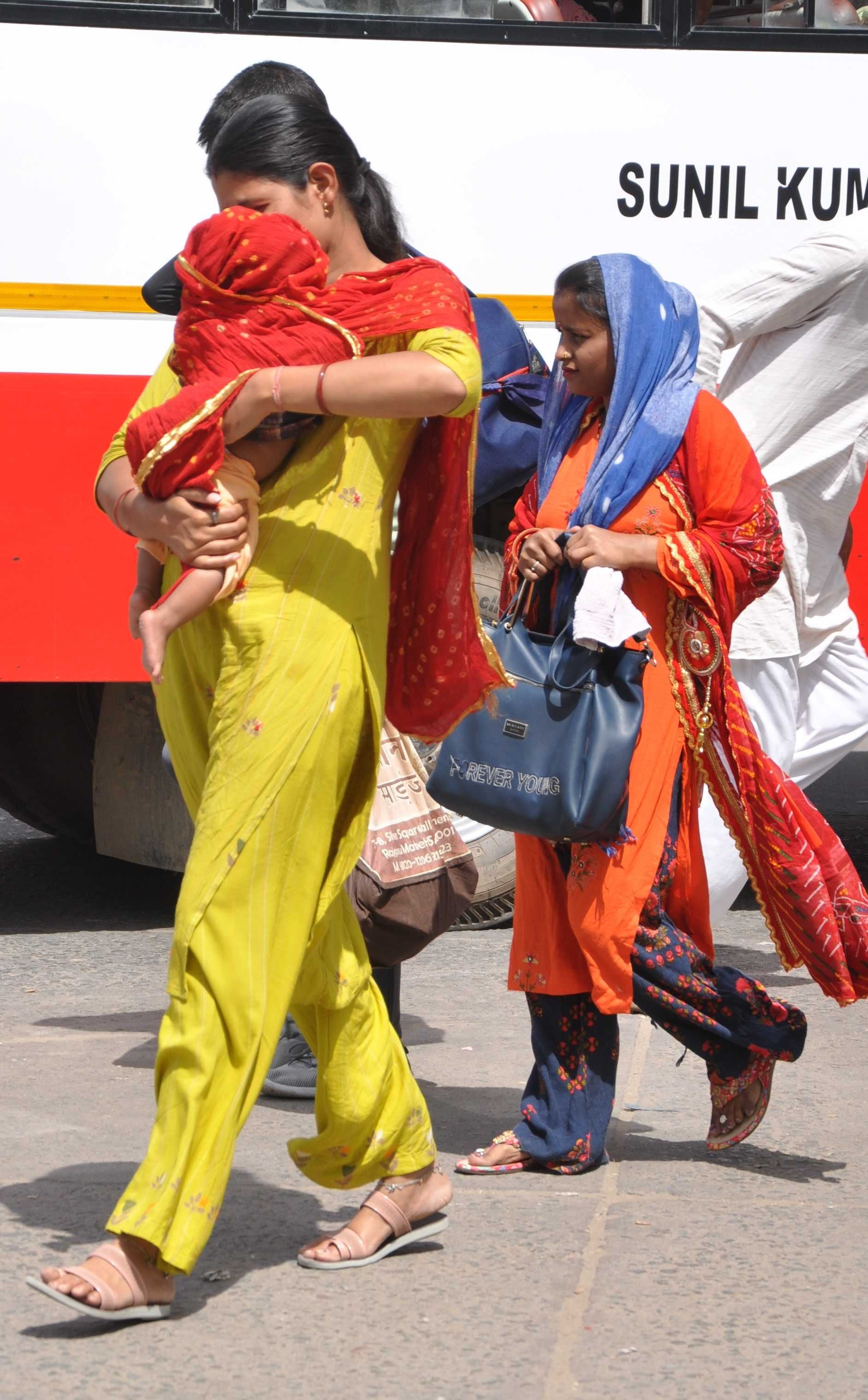 हिसार बस स्टैंड पर रोडवेज चक्का जाम के दौरान अपने बच्चे को चुन्नी में लपेट कर ले जाती महिला यात्र? हिसार बस स्टैंड पर रोडवेज चक्का जाम के दौरान अपने बच्चे को चुन्नी में लपेट कर ले जाती महिला यात्र?