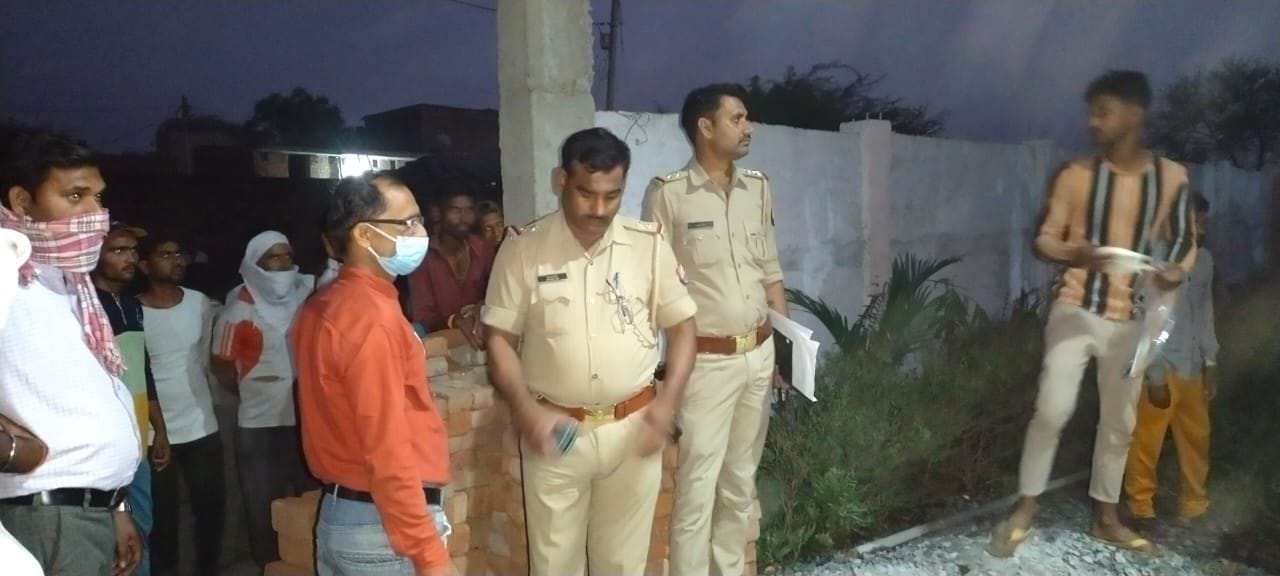 जांच पड़ताल करती हुई पुलिस जांच पड़ताल करती हुई पुलिस