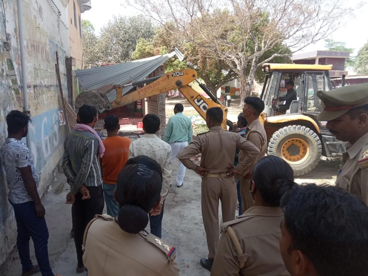 जेसीबी मशीन से तोड़ा जा रहा राधाकृष्ण मंदिर।