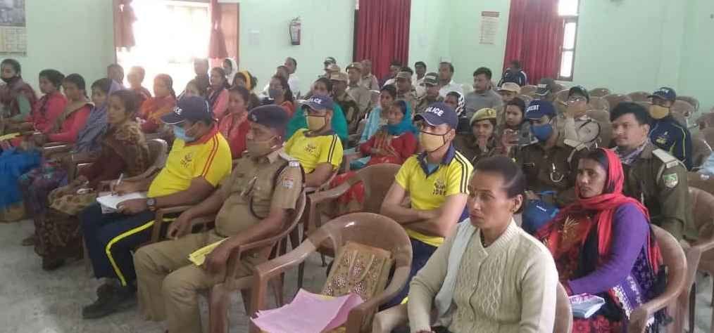 कपकोट के ब्लॉक सभागार में आयोजित वनाग्नि सुरक्षा गोष्ठी में मौजूद लोग। विज्ञप्ति