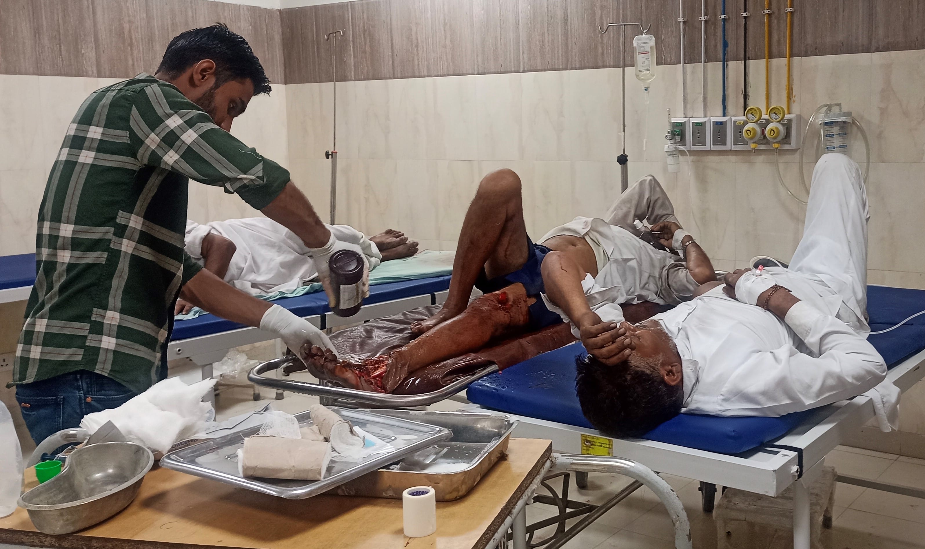 कुरुक्षेत्र। सड़क दुर्घटना में घायल हुए व्यक्ति के घाव की सफाई करता कर्मचारी।