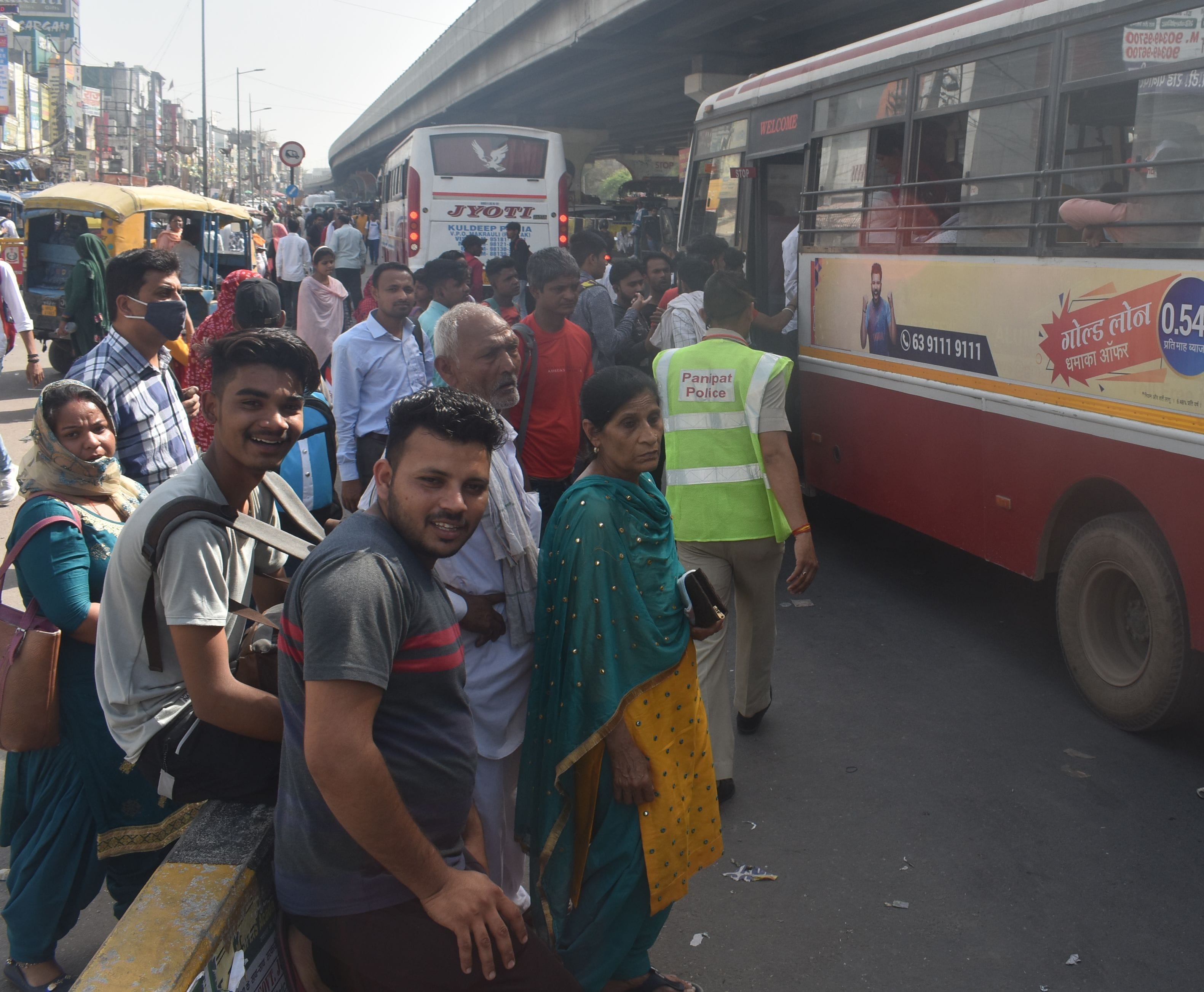 Mixed effect of strike: Roadways slowed down, private buses kept filling up Mixed effect of strike: Roadways slowed down, private buses kept filling up