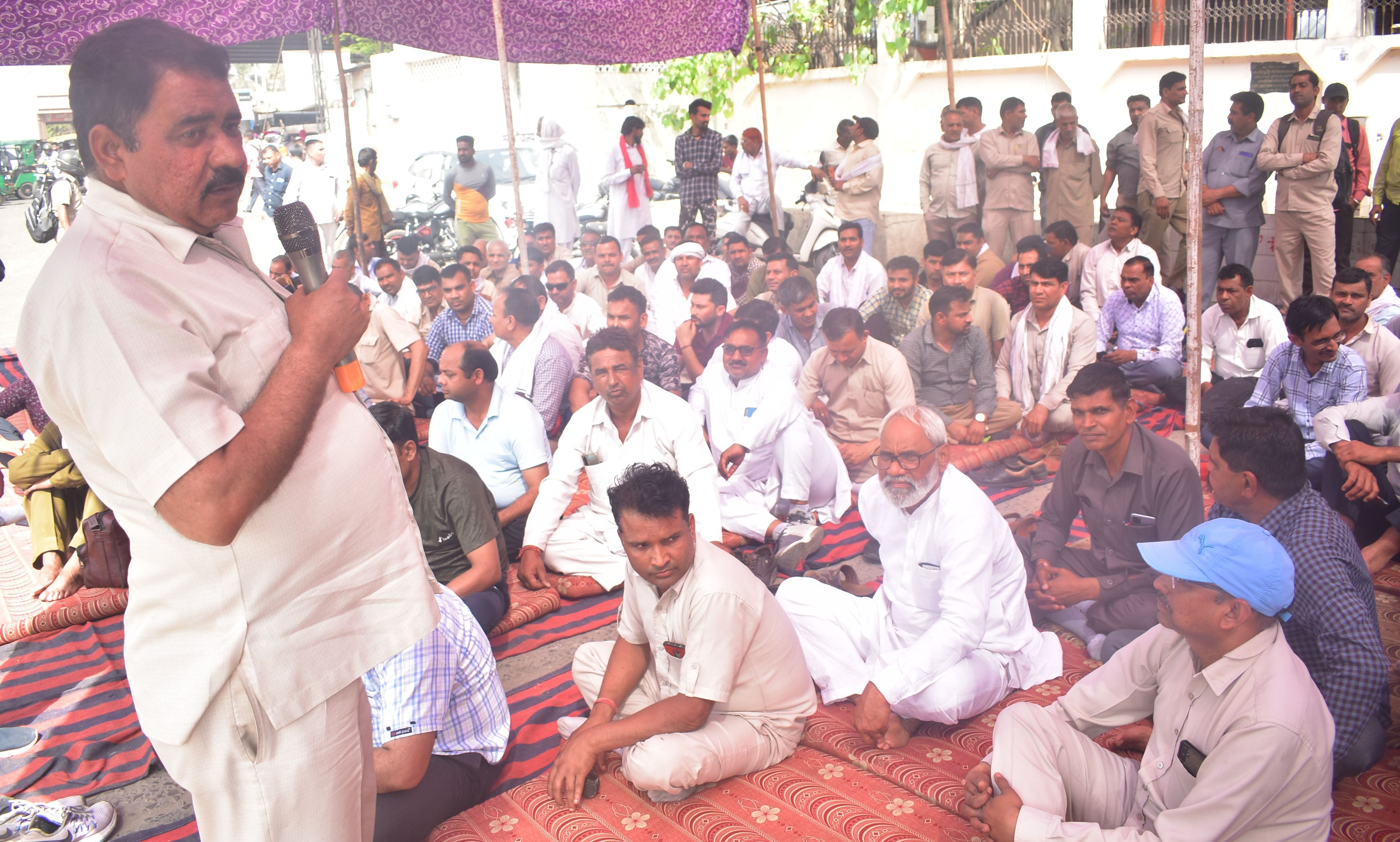 Mixed effect of strike: Roadways slowed down, private buses kept filling up Mixed effect of strike: Roadways slowed down, private buses kept filling up