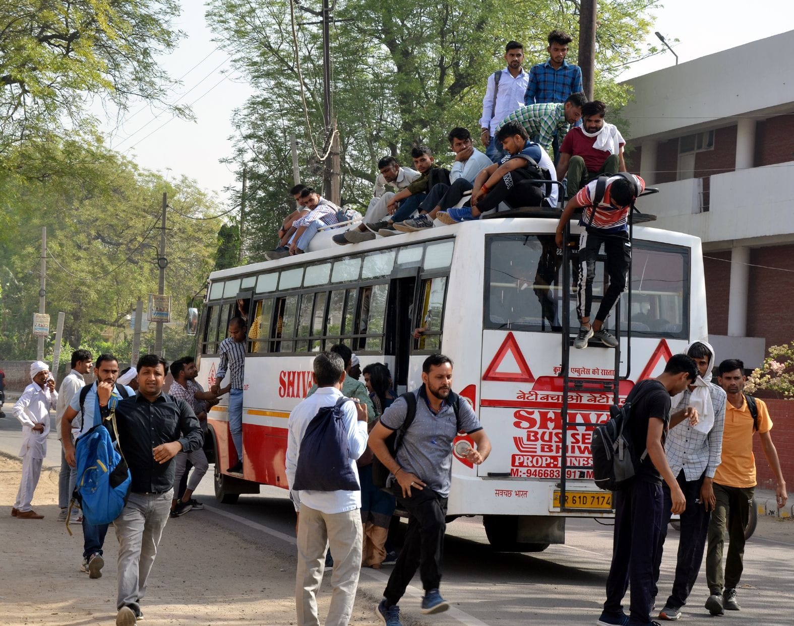 रोडवेज की हड़ताल के चलते प्राइवेट बसों में कुछ इस तरह नजर आई भीड़। संवाद रोडवेज की हड़ताल के चलते प्राइवेट बसों में कुछ इस तरह नजर आई भीड़। संवाद