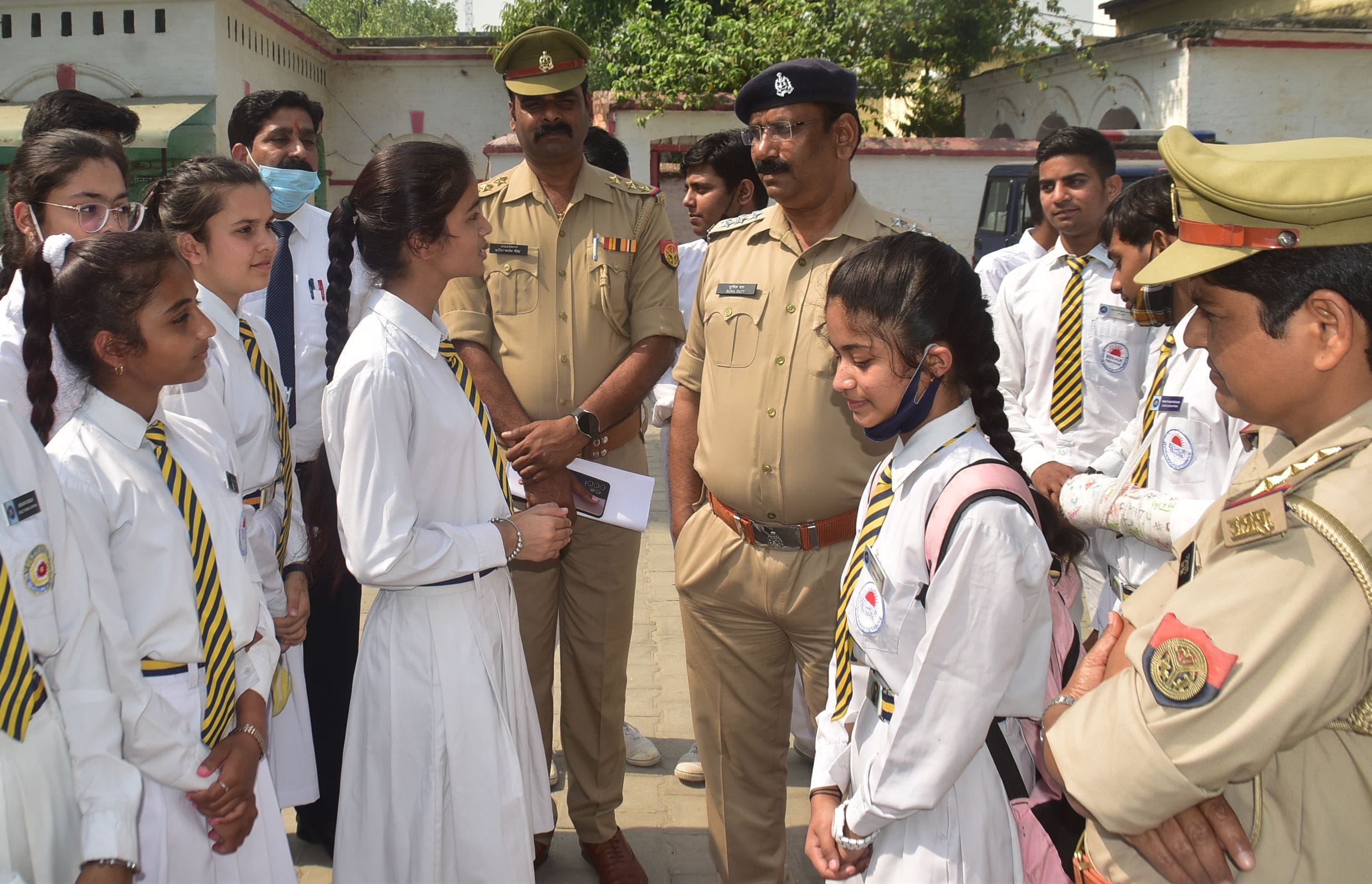 सीओ सिटी सुनील दत्त से पुलिस से जुड़े सवाल करते विद्यार्थी। संवाद
